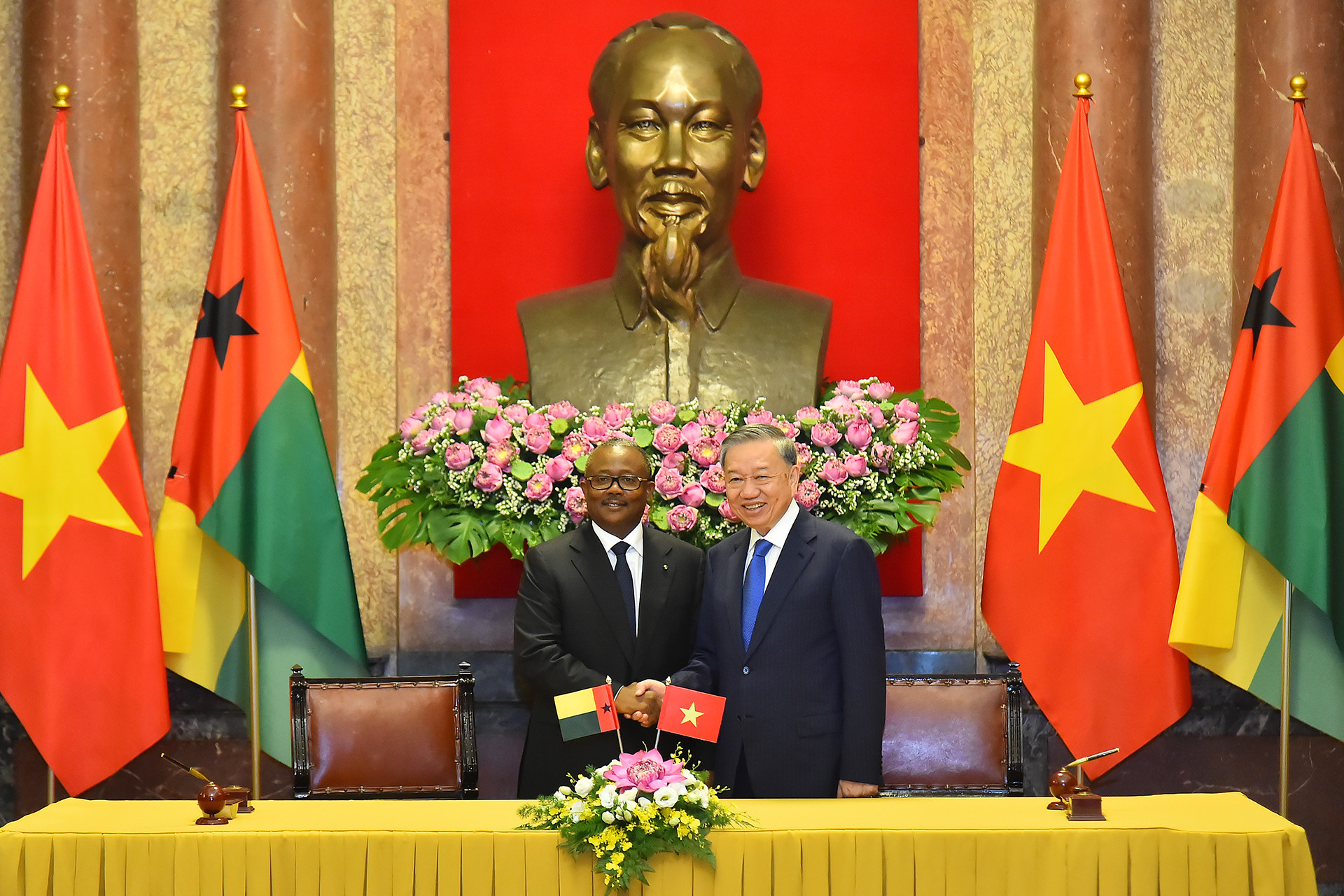 Tổng Bí thư, Chủ tịch nước Tô Lâm và Tổng thống Cộng hòa Guinea-Bissau Umaro Sissoco Embaló sau lễ ký kết.