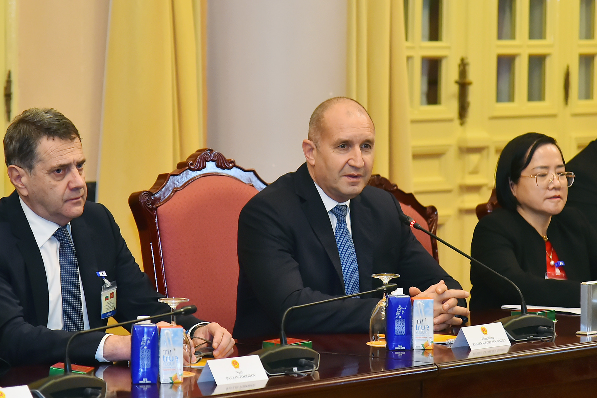 Tổng thống Bulgaria Rumen Radev phát biểu đáp từ Chủ tịch nước Lương Cường tại hội đàm. Tổng thống Bulgaria Rumen Radev phát biểu đáp từ Chủ tịch nước Lương Cường tại hội đàm.