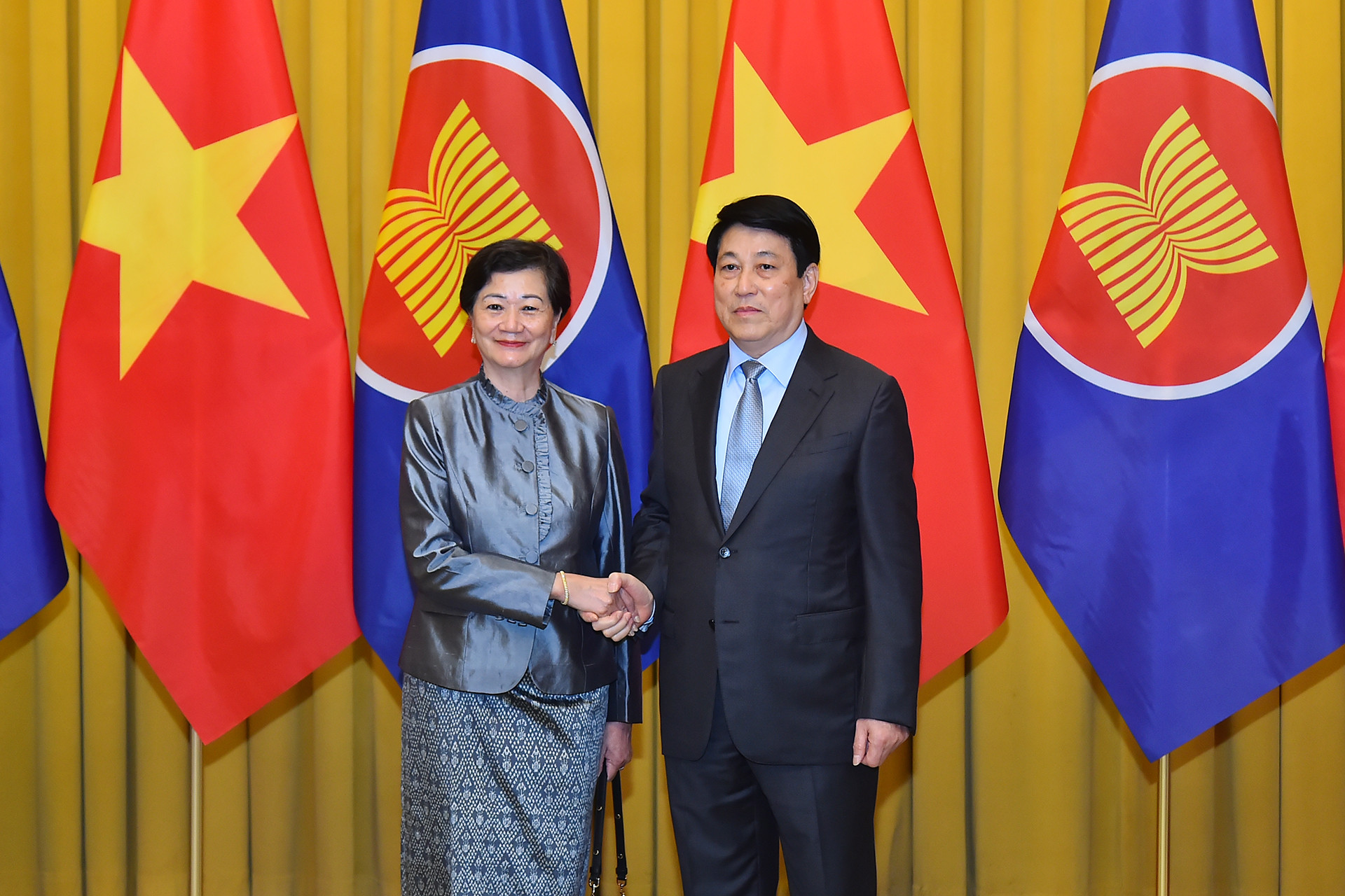 Chủ tịch nước Lương Cường và Đại sứ Campuchia tại Việt Nam Chea Kimtha tại buổi tiếp. Chủ tịch nước Lương Cường và Đại sứ Campuchia tại Việt Nam Chea Kimtha tại buổi tiếp.