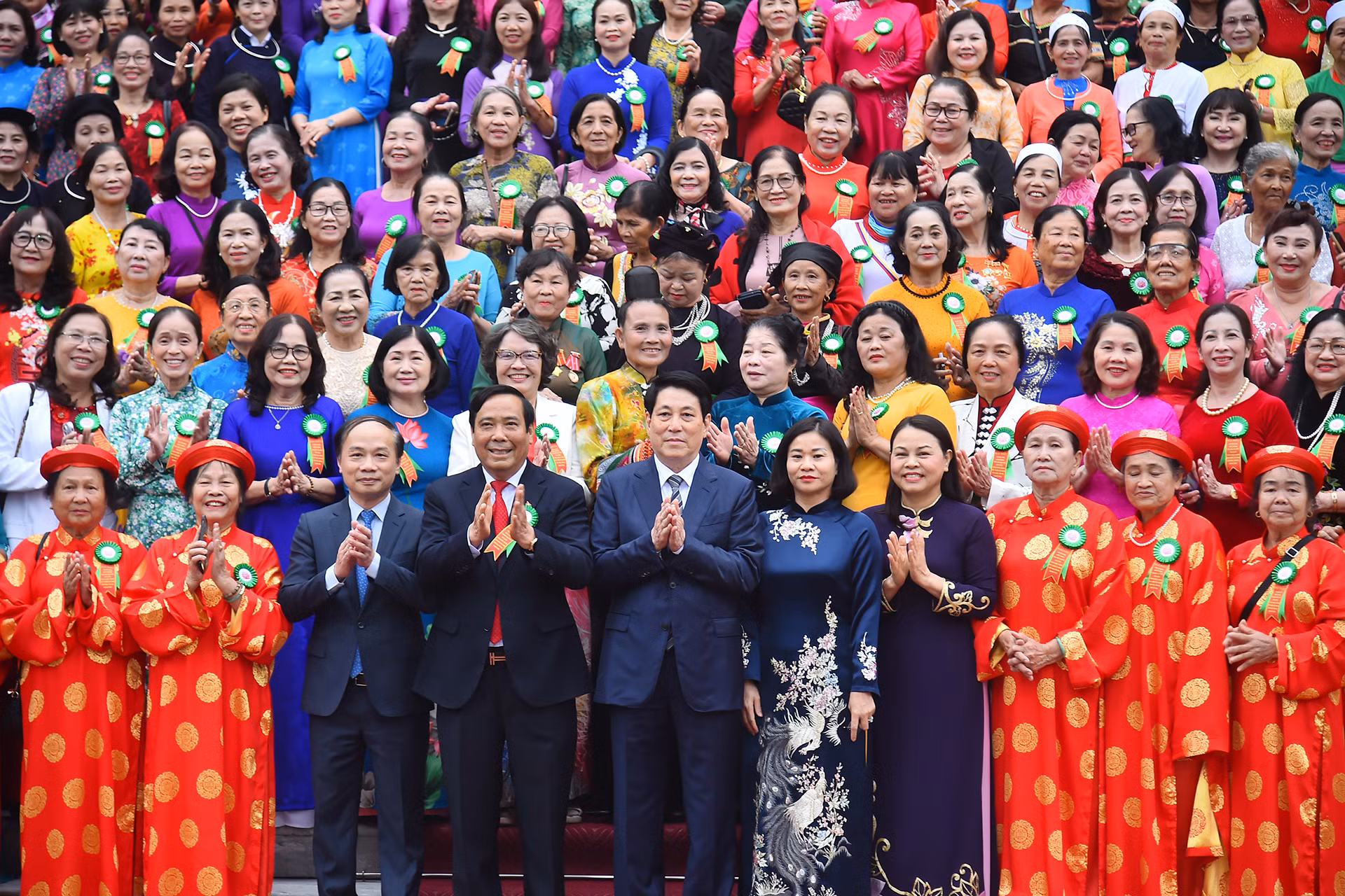 Chủ tịch nước Lương Cường với Đoàn đại biểu phụ nữ cao tuổi tiêu biểu toàn quốc tại buổi gặp mặt.