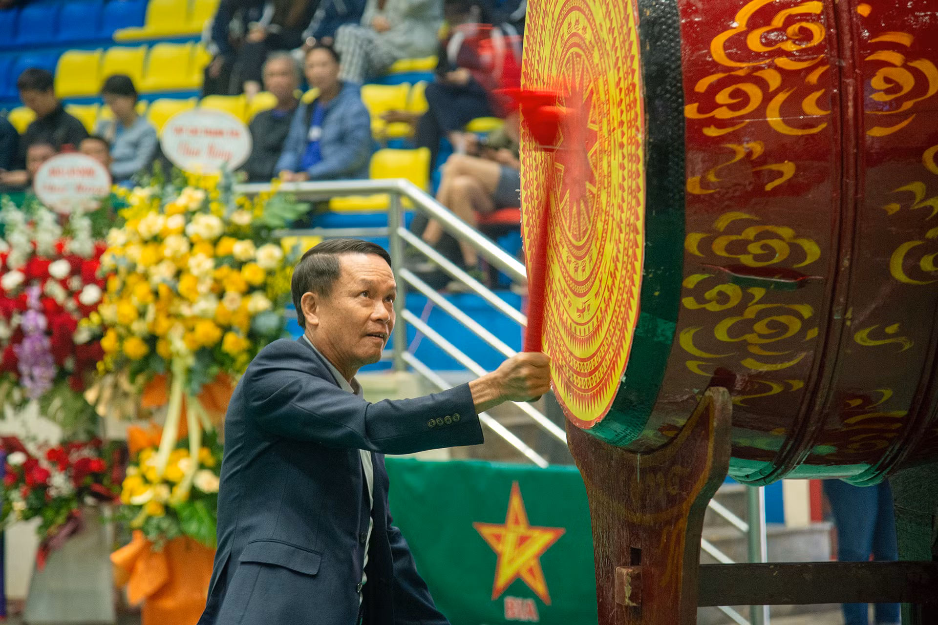 Phó Chủ tịch Thường trực Hội Nhà báo Việt Nam Nguyễn Đức Lợi thực hiện nghi thức đánh trống khai mạc Giải vô địch Bóng bàn Hội Nhà báo Việt Nam lần thứ 17-Tranh cúp Sao Vàng 2024.