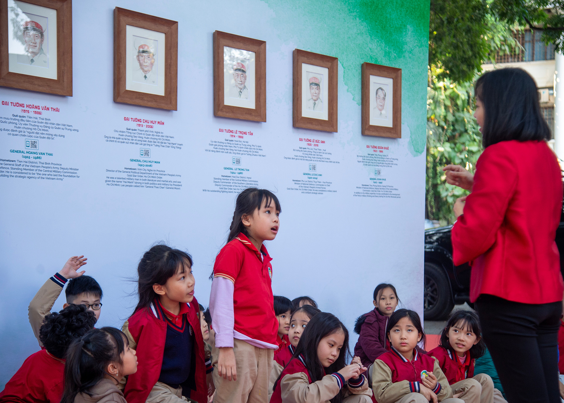 Các em học sinh trả lời câu hỏi của cô giáo về các vị tướng được giới thiệu tại triển lãm. Các em học sinh trả lời câu hỏi của cô giáo về các vị tướng được giới thiệu tại triển lãm.