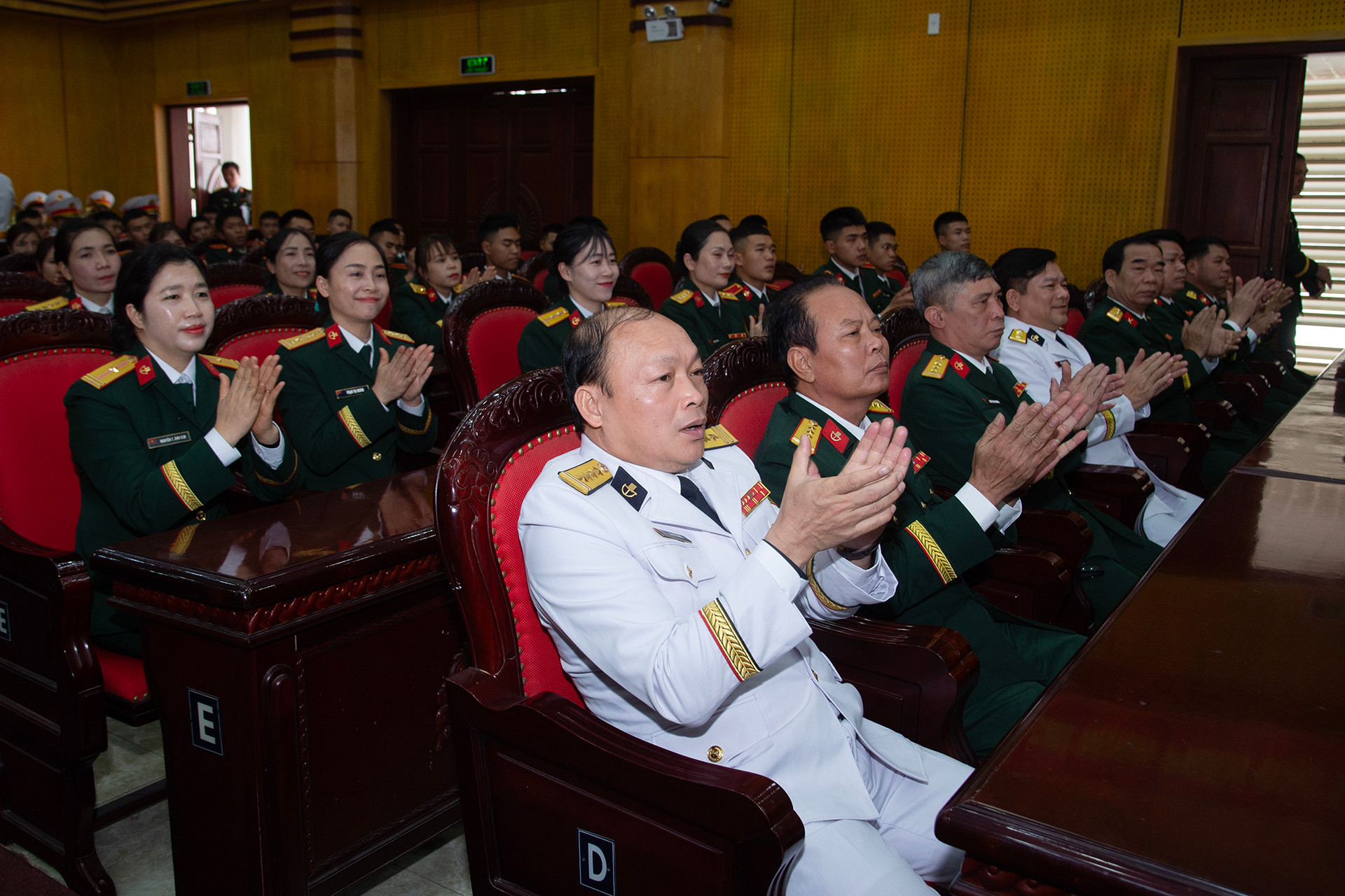 Các đại biểu tham dự buổi làm việc.