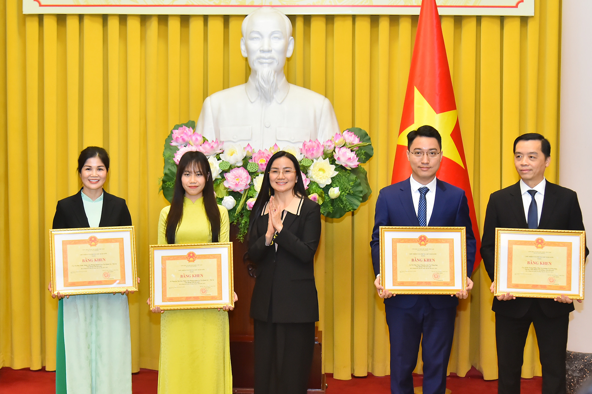 Phó Chủ nhiệm Văn phòng Chủ tịch nước Phan Thị Kim Oanh trao bằng khen của Chủ nhiệm Văn phòng Chủ tịch nước tặng các cá nhân.