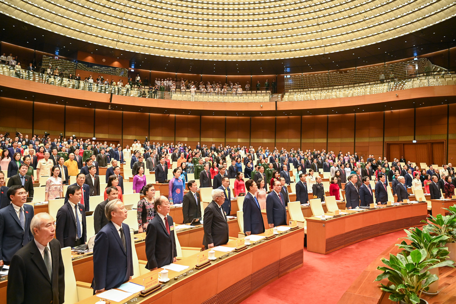 Các đồng chí lãnh đạo, nguyên lãnh đạo Đảng, Nhà nước và đại biểu Quốc hội thực hiện nghi lễ chào cờ tại phiên khai mạc.