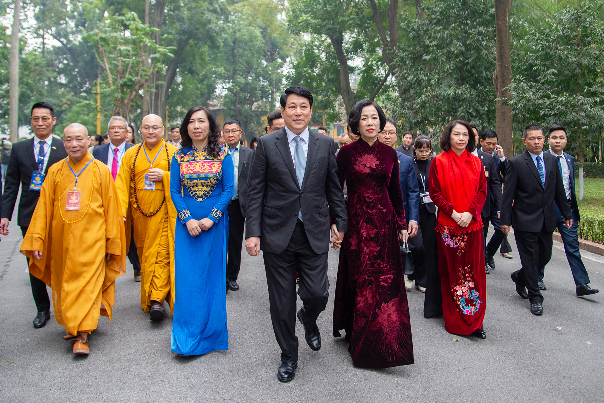 Chủ tịch nước Lương Cường và Phu nhân cùng các đại biểu trong Khu di tích Phủ Chủ tịch.