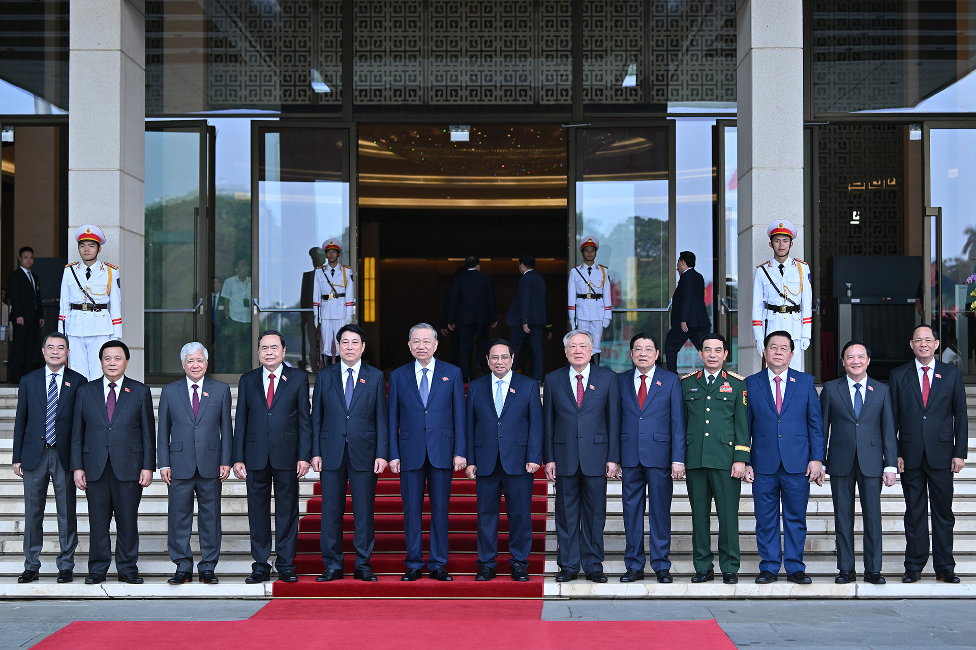 [Ảnh] Các đại biểu Quốc hội vào Lăng viếng Chủ tịch Hồ Chí Minh ảnh 9