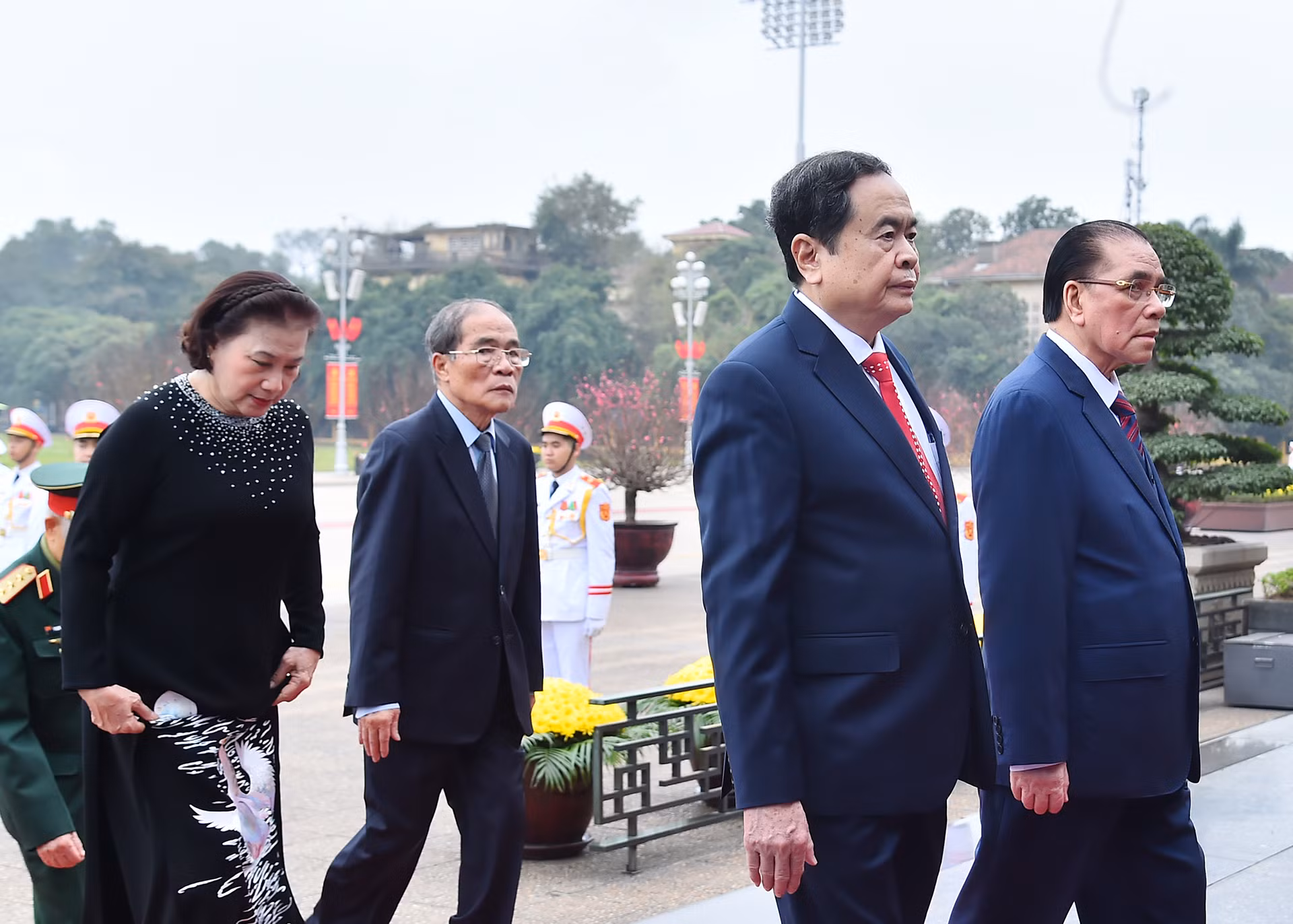 Nguyên Tổng Bí thư Nông Đức Mạnh, Chủ tịch Quốc hội Trần Thanh Mẫn cùng các đồng chí nguyên Chủ tịch Quốc hội Nguyễn Sinh Hùng, Nguyễn Thị Kim Ngân vào Lăng viếng Chủ tịch Hồ Chí Minh.