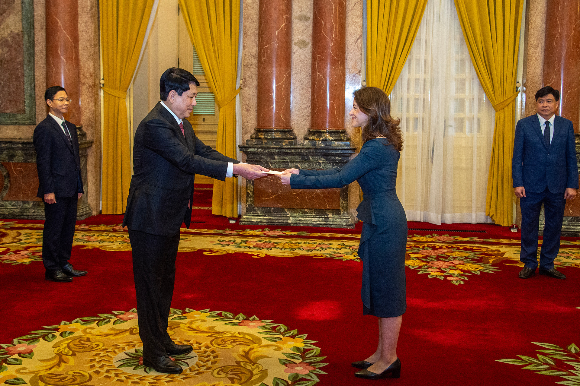 Chủ tịch nước Lương Cường nhận Quốc thư từ Đại sứ Cộng hòa Colombia Camila Maria Polo Florez. Chủ tịch nước Lương Cường nhận Quốc thư từ Đại sứ Cộng hòa Colombia Camila Maria Polo Florez.