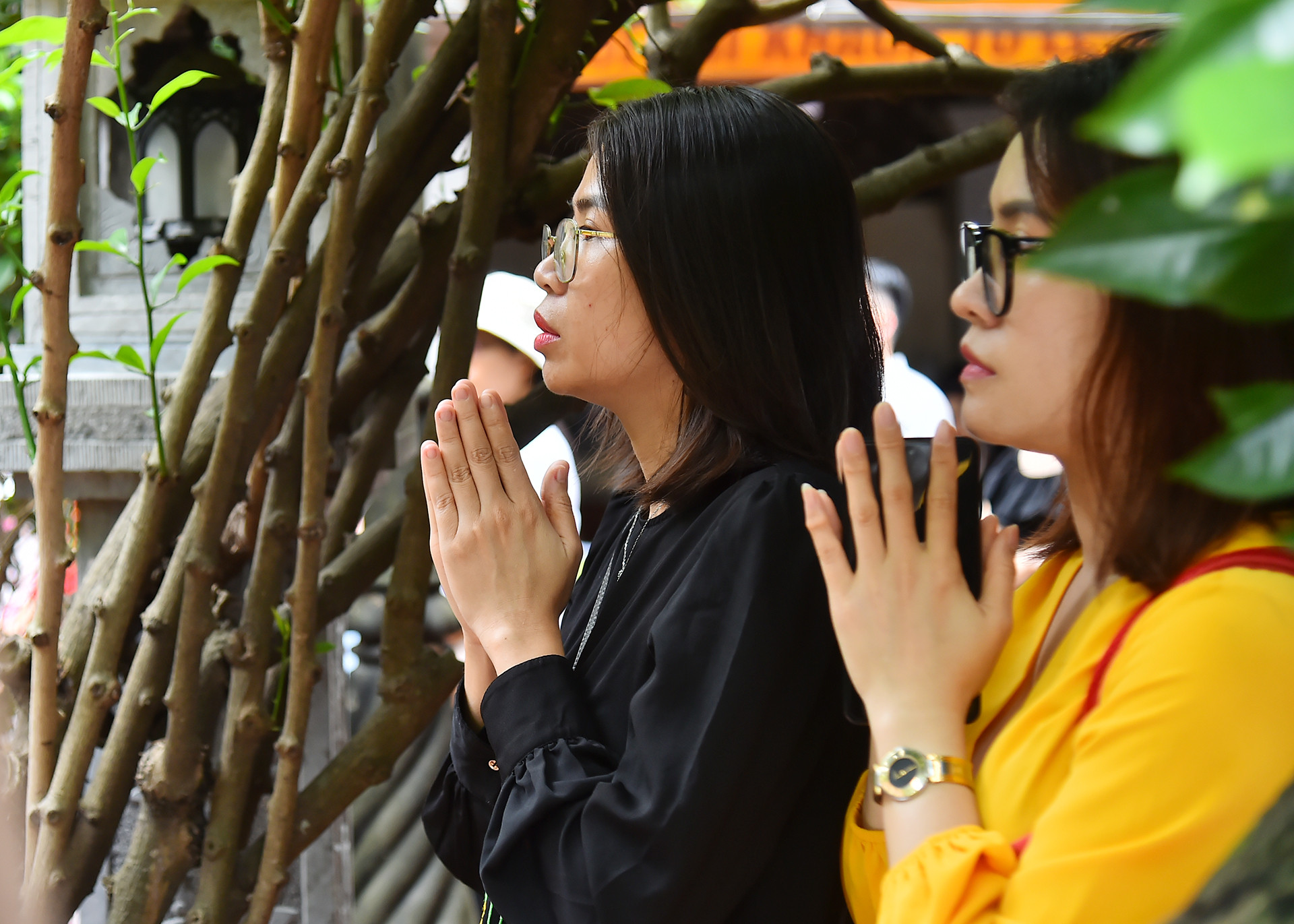 Du khách thực hành nghi lễ tâm linh tại Đền Đức Thánh Cả. Du khách thực hành nghi lễ tâm linh tại Đền Đức Thánh Cả.