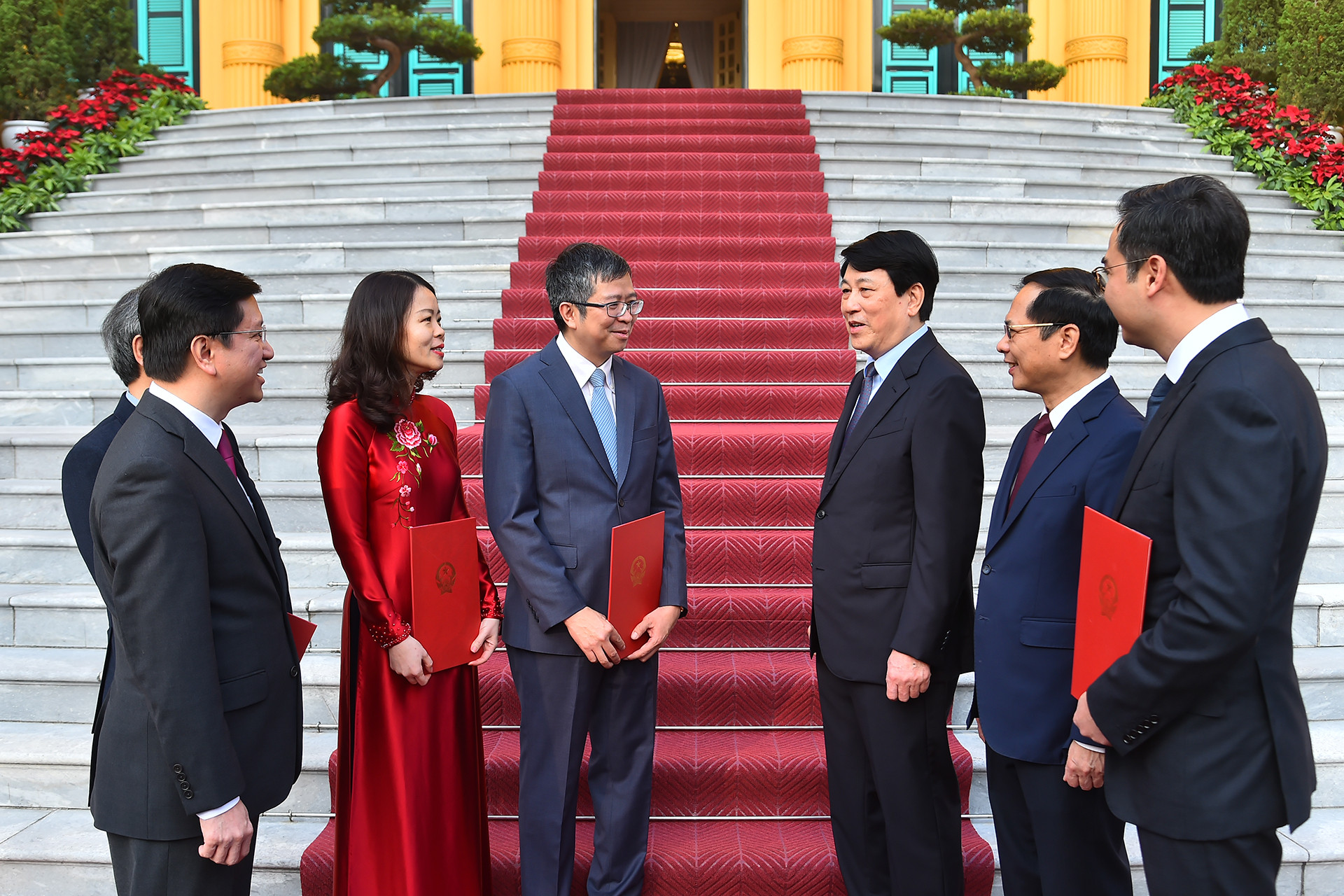 Chủ tịch nước Lương Cường trao đổi với các đại biểu tại buổi lễ.