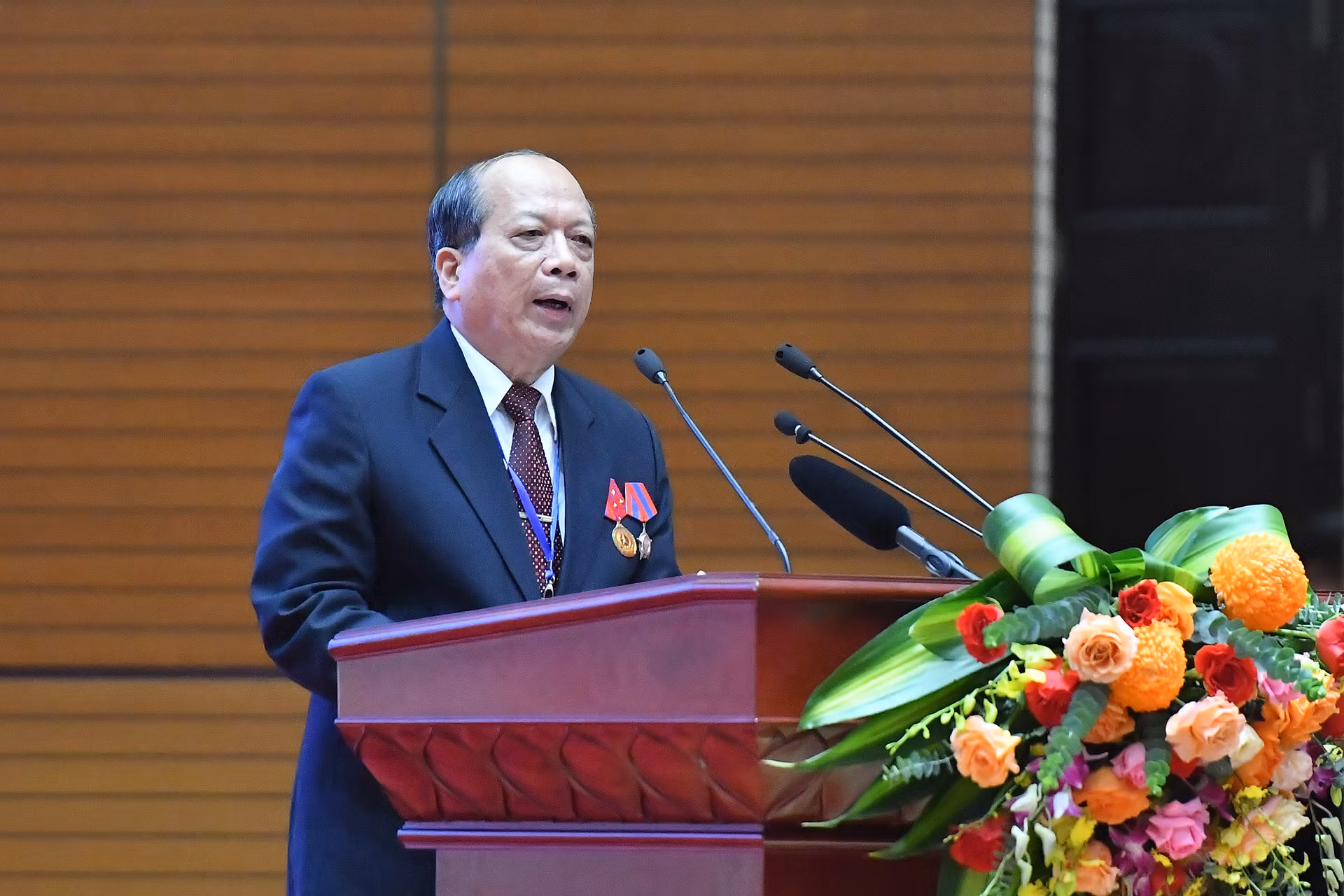 Đồng chí Nguyễn Tiến Ngọc, đại diện cựu lưu học sinh Việt Nam tại Lào phát biểu tại buổi gặp mặt.