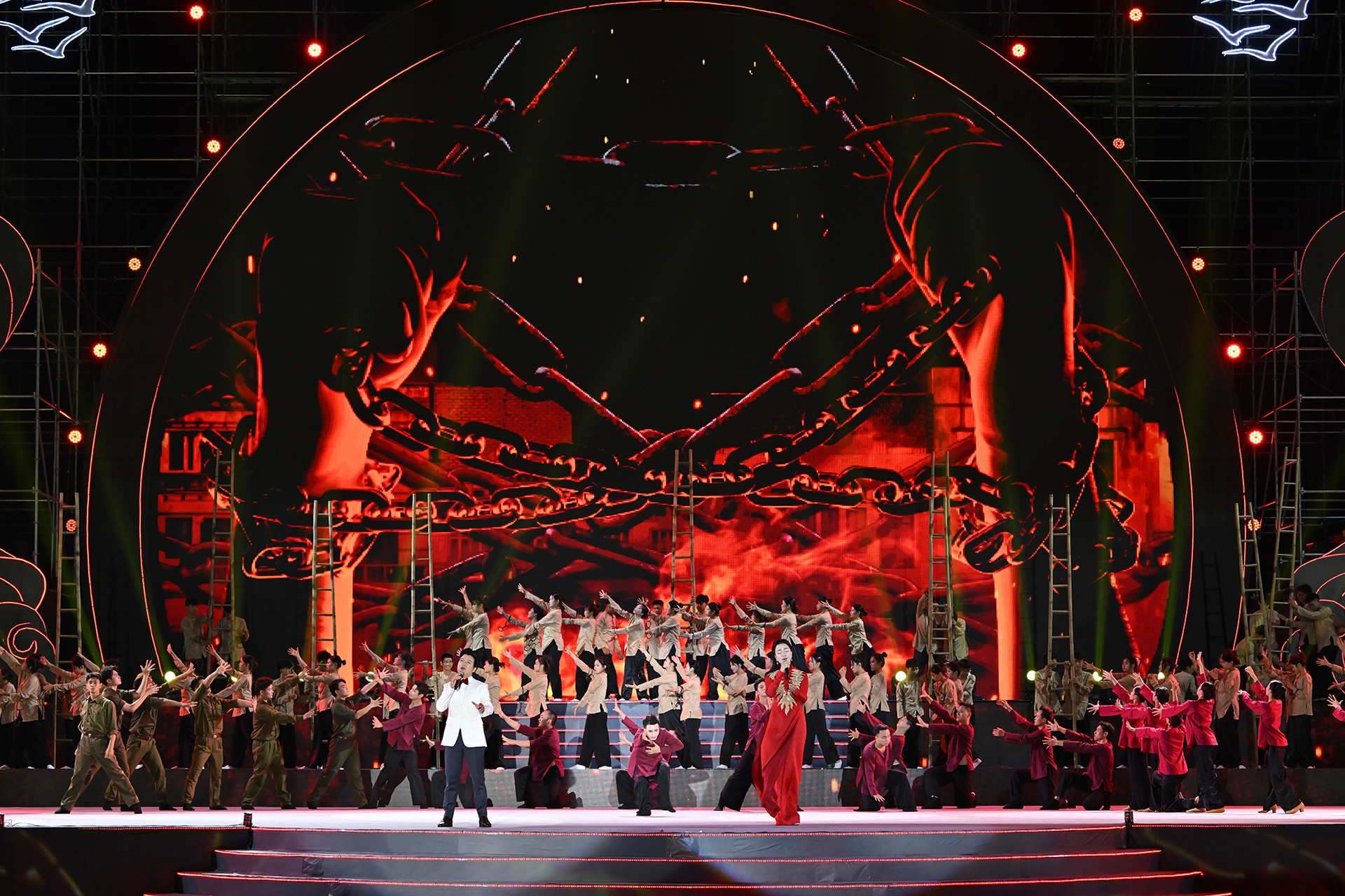 Tiết mục văn nghệ chào mừng tại lễ kỷ niệm.