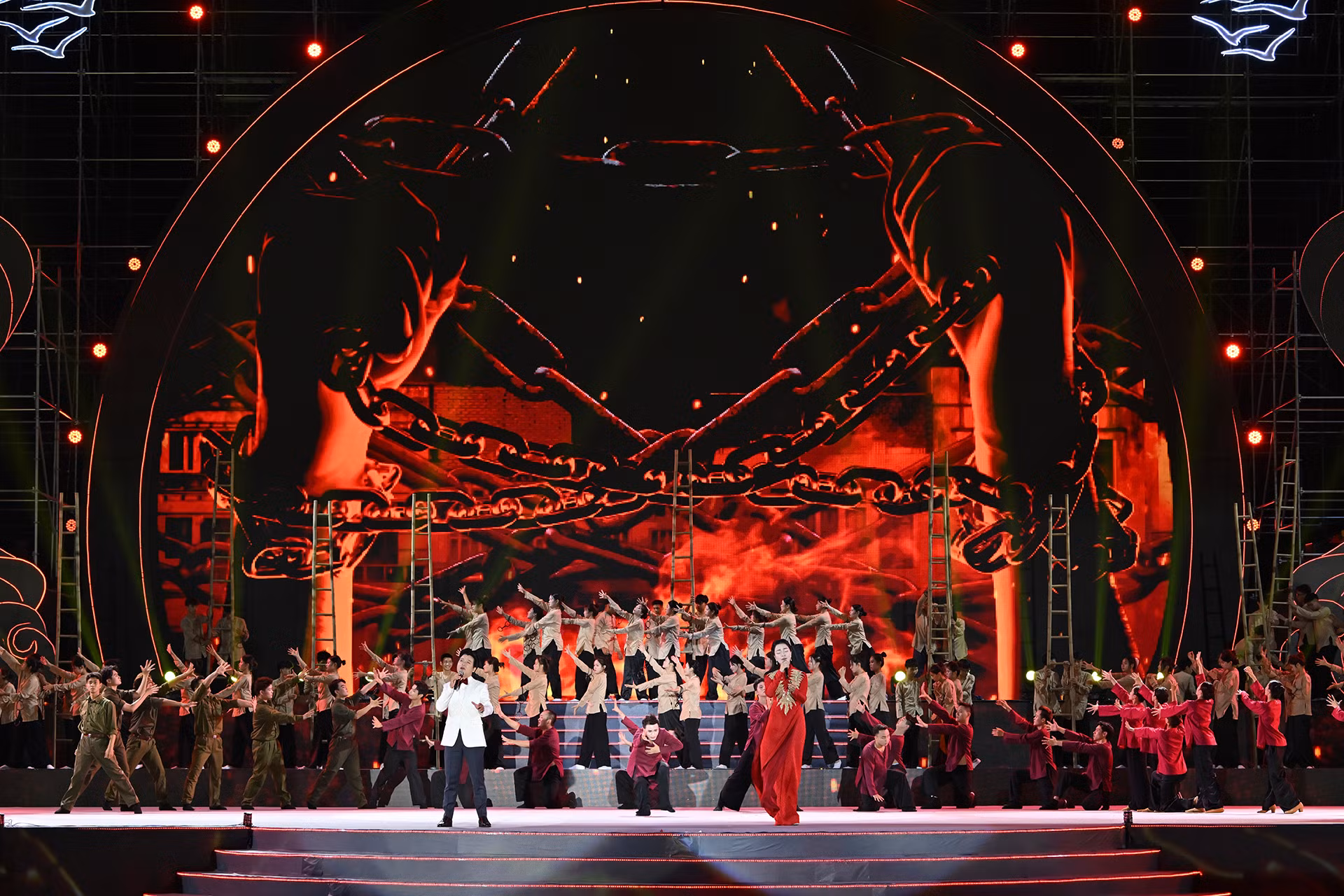 Tiết mục văn nghệ chào mừng tại lễ kỷ niệm.