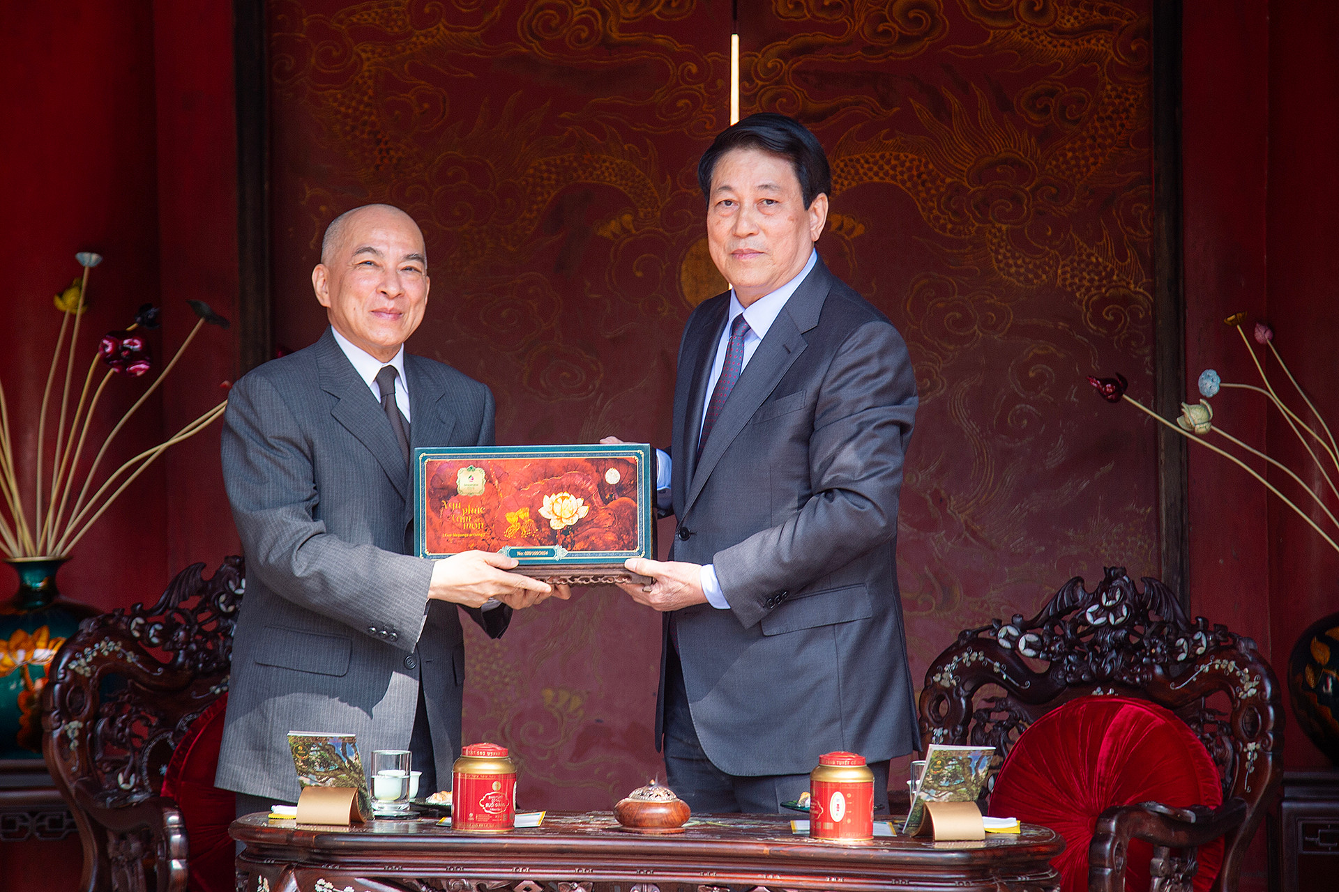 Chủ tịch nước Lương Cường trao quà, tặng Quốc vương Campuchia Norodom Sihamoni. Chủ tịch nước Lương Cường trao quà, tặng Quốc vương Campuchia Norodom Sihamoni.