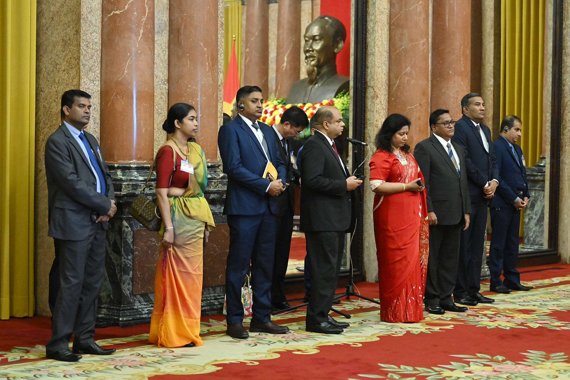 Các đại biểu tháp tùng Tổng thống Sri Lanka Anura Kumara Dissanayaka tại buổi gặp gỡ các cơ quan thông tấn, báo chí.