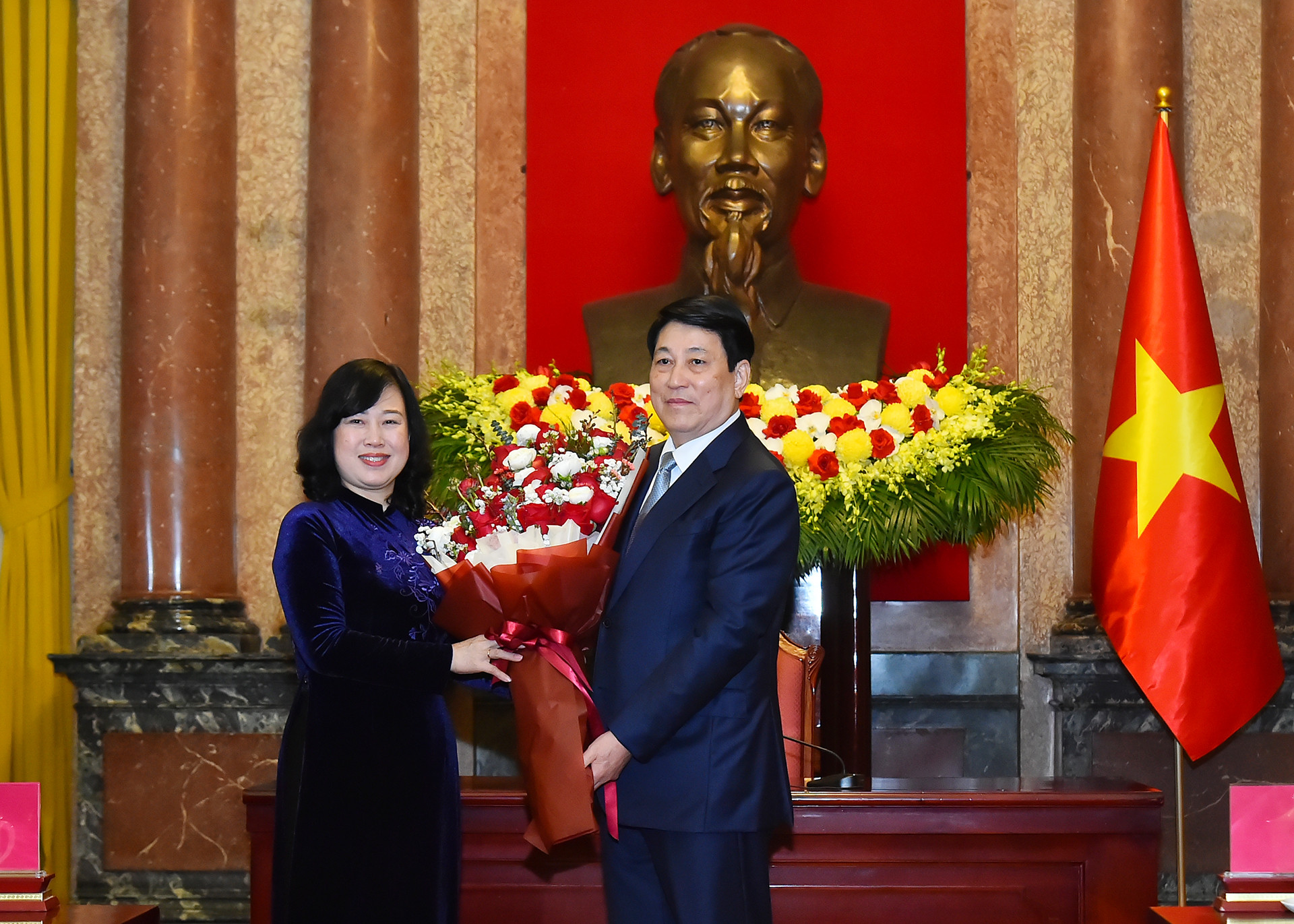 Chủ tịch nước Lương Cường tặng hoa chúc mừng ngành y tế nhân 70 năm Ngày Thầy thuốc Việt Nam.