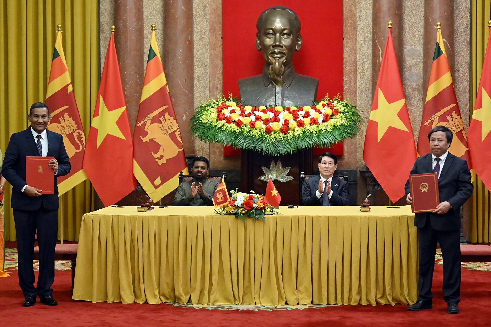 Chủ tịch nước Lương Cường và Tổng thống Sri Lanka Anura Kumara Dissanayaka chứng kiến lễ ký Biên bản ghi nhớ hợp tác trong lĩnh vực khoa học nông nghiệp giữa Viện Khoa học Nông nghiệp Việt Nam và Cục Nông nghiệp Sri Lanka.