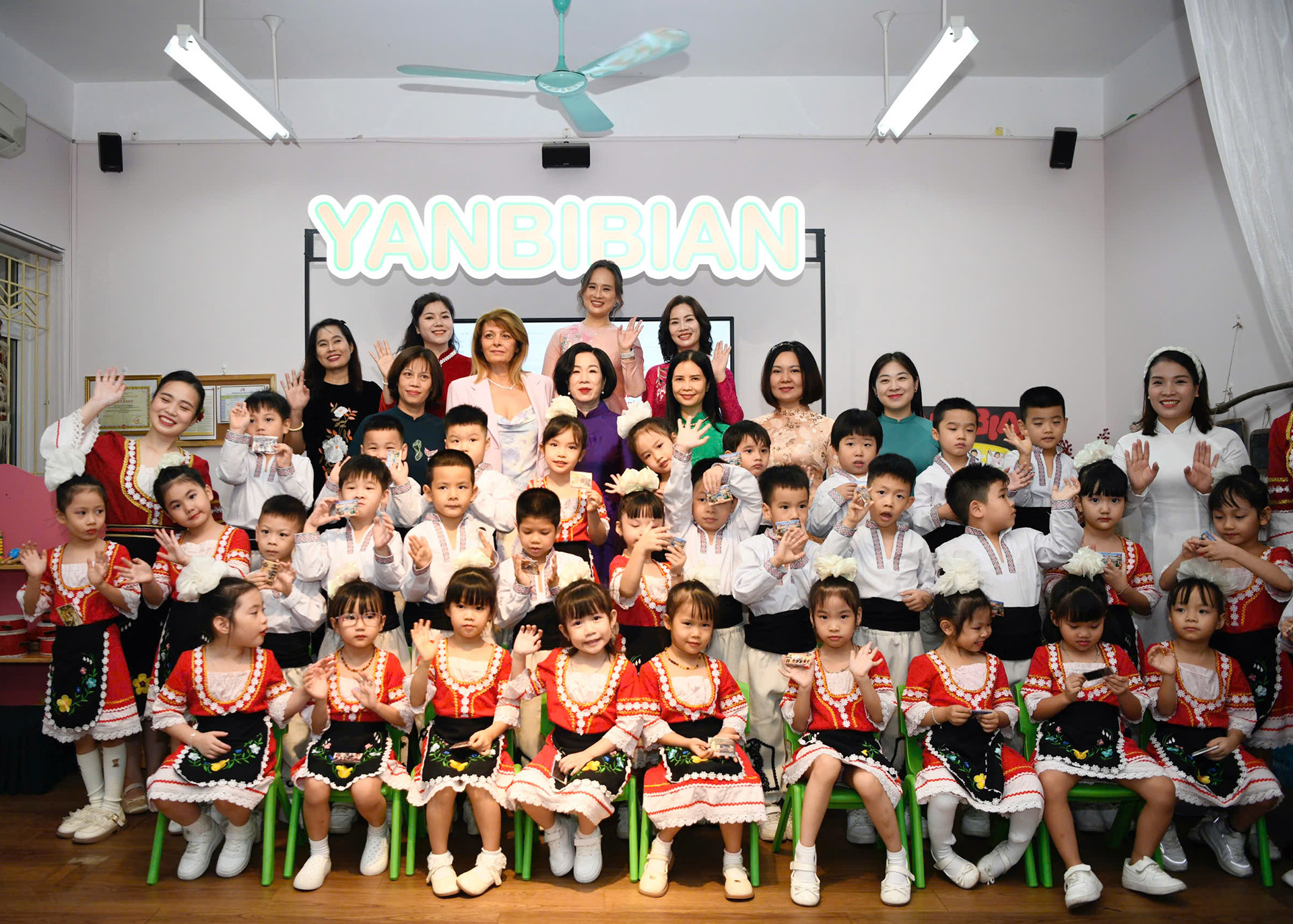 Phu nhân Chủ tịch nước Nguyễn Thị Minh Nguyệt và Phu nhân Tổng thống Bulgaria Desislava Radeva cùng giáo viên, học sinh Trường Mầm non chất lượng cao Việt-Bun.