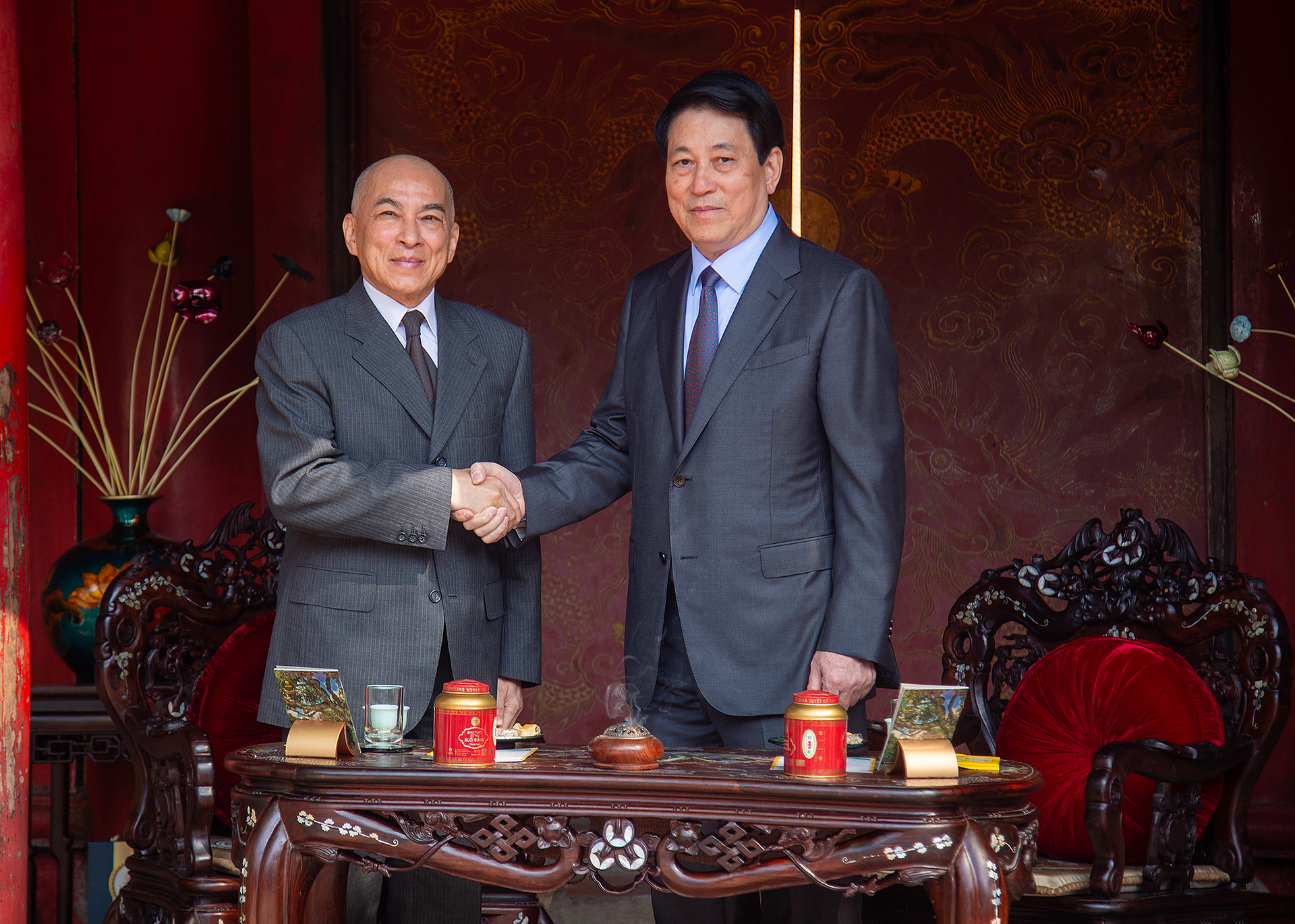 Chủ tịch nước Lương Cường và Quốc vương Campuchia Norodom Sihamoni tại buổi thưởng trà. Chủ tịch nước Lương Cường và Quốc vương Campuchia Norodom Sihamoni tại buổi thưởng trà.