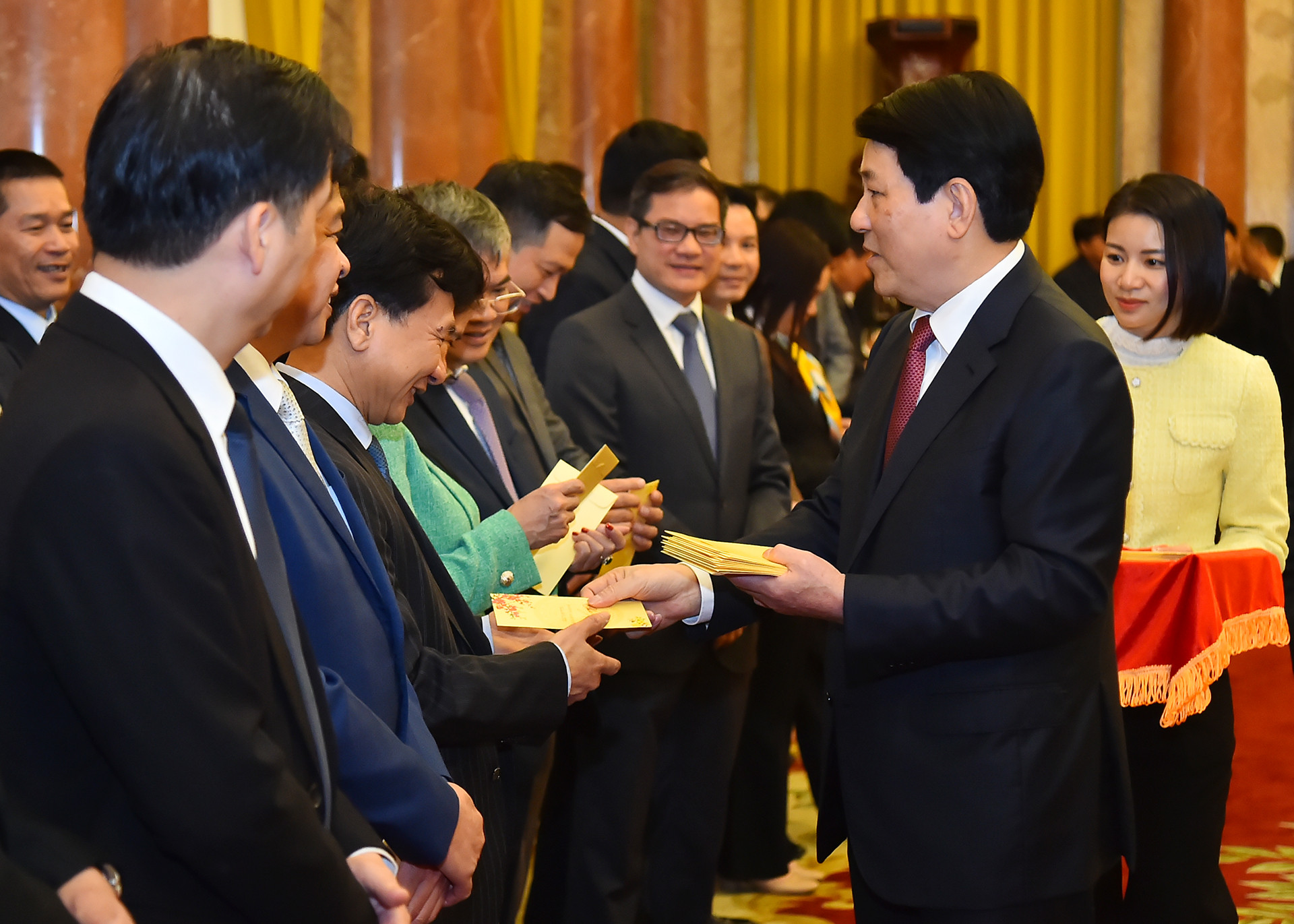 Chủ tịch nước Lương Cường mừng tuổi đầu Xuân cán bộ, nhân viên Văn phòng Chủ tịch nước tại buổi gặp mặt.