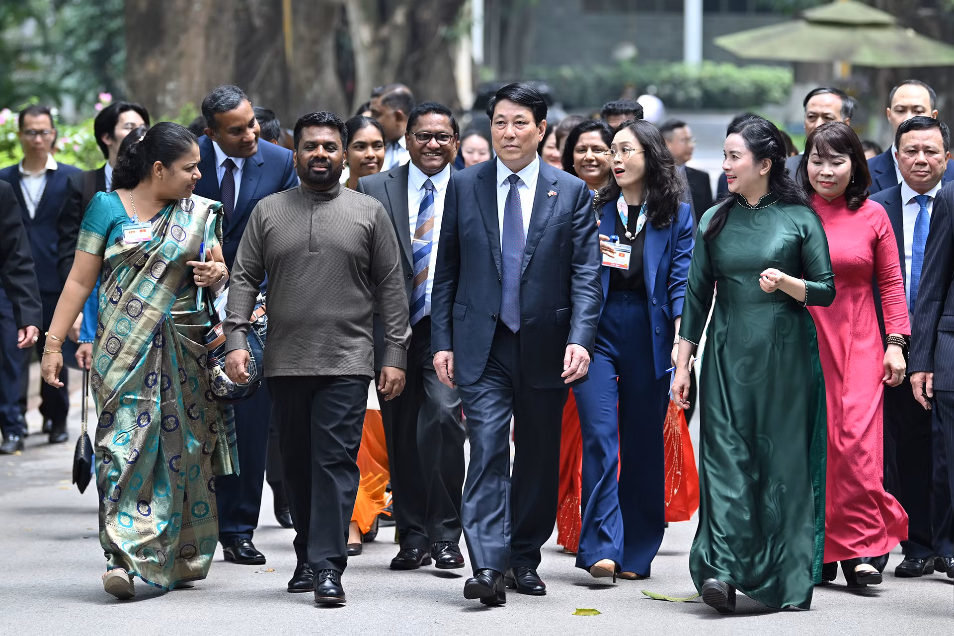 [Ảnh] Chủ tịch nước Lương Cường và Tổng thống Sri Lanka Anura Kumara Dissanayaka thăm Khu di tích Chủ tịch Hồ Chí Minh ảnh 3