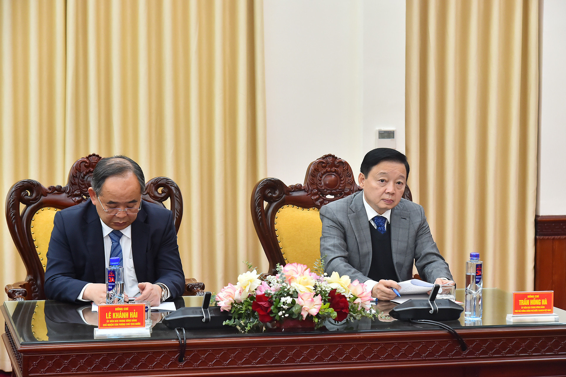 Phó Thủ tướng Trần Hồng Hà, Chủ nhiệm Văn phòng Chủ tịch nước Lê Khánh Hải tại buổi làm việc.