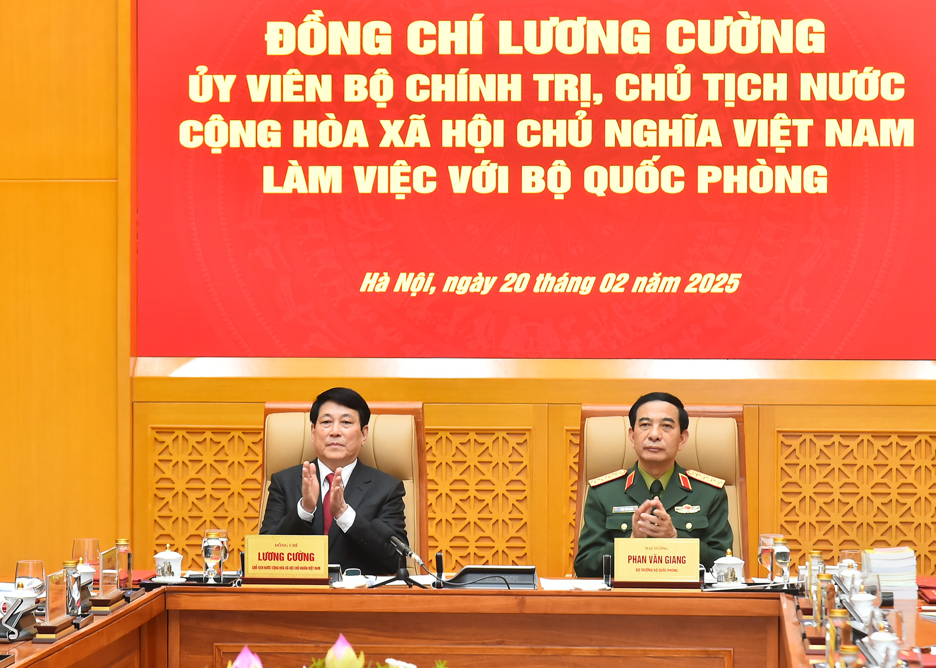 Chủ tịch nước Lương Cường và Bộ trưởng Quốc phòng Phan Văn Giang chủ trì buổi làm việc.