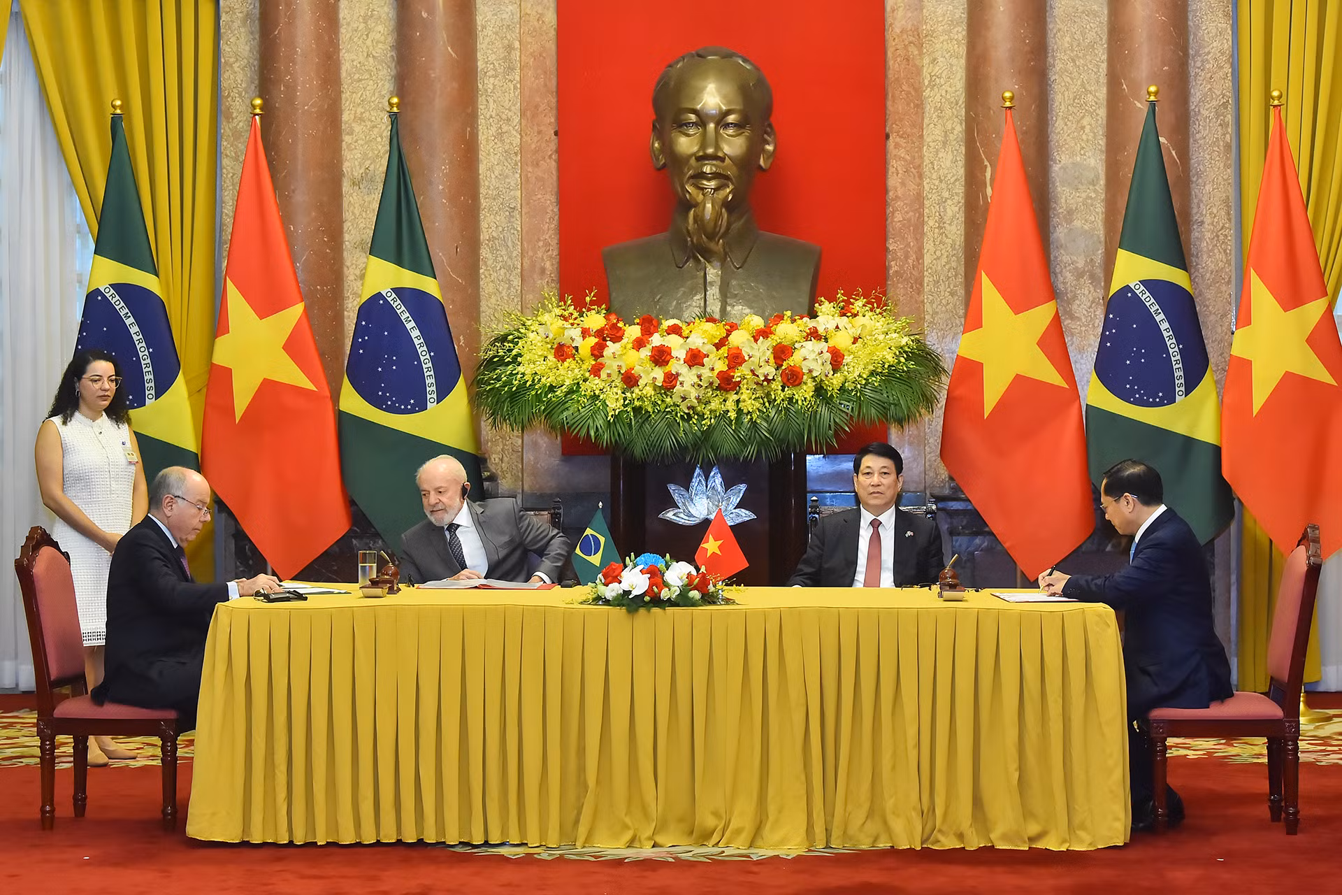 Chủ tịch nước Lương Cường và Tổng thống Brazil Luiz Inácio Lula da Silva chứng kiến lễ trao Hiệp định giữa Chính phủ nước Cộng hòa xã hội chủ nghĩa Việt Nam và Chính phủ nước Cộng hoà Liên bang Brazil về việc lao động có thu nhập của thân nhân thành viên cơ quan đại diện ngoại giao, cơ quan lãnh sự và phái đoàn thường trực tại các Tổ chức Quốc tế.