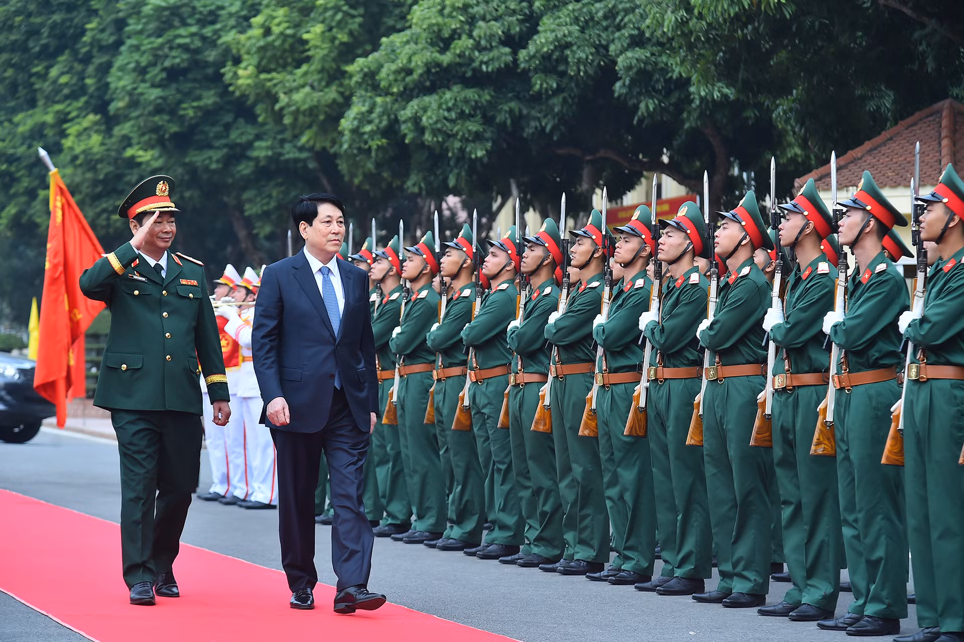 Chủ tịch nước Lương Cường duyệt đội danh dự tại buổi làm việc với Quân đoàn 12.