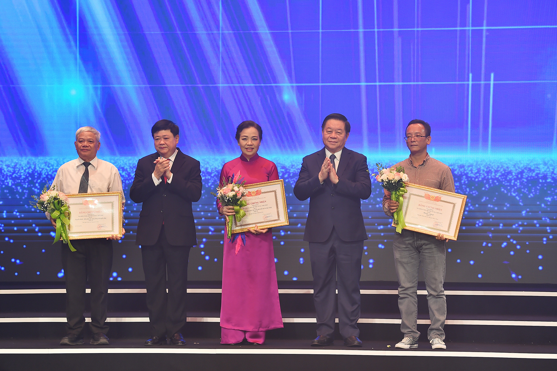 Ủy viên Bộ Chính trị, Bí thư Trung ương Đảng, Trưởng Ban Tuyên giáo Trung ương Nguyễn Trọng Nghĩa và Chủ tịch Hội đồng Lý luận, phê bình văn học nghệ thuật Trung ương Nguyễn Thế Kỷ trao thưởng cho các tác phẩm đạt mức B (mức cao nhất trong lễ trao tặng thưởng các tác phẩm lần này).