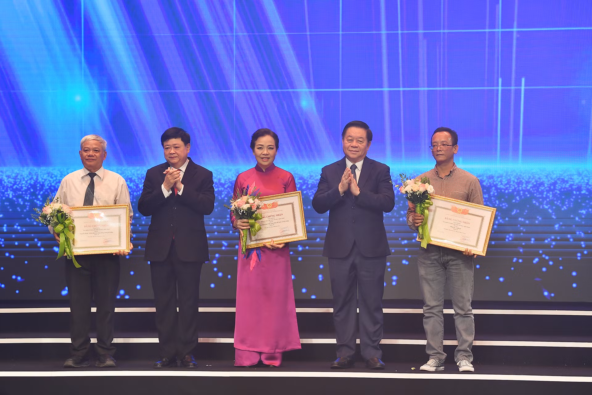 Ủy viên Bộ Chính trị, Bí thư Trung ương Đảng, Trưởng Ban Tuyên giáo Trung ương Nguyễn Trọng Nghĩa và Chủ tịch Hội đồng Lý luận, phê bình văn học nghệ thuật Trung ương Nguyễn Thế Kỷ trao thưởng cho các tác phẩm đạt mức B (mức cao nhất trong lễ trao tặng thưởng các tác phẩm lần này).