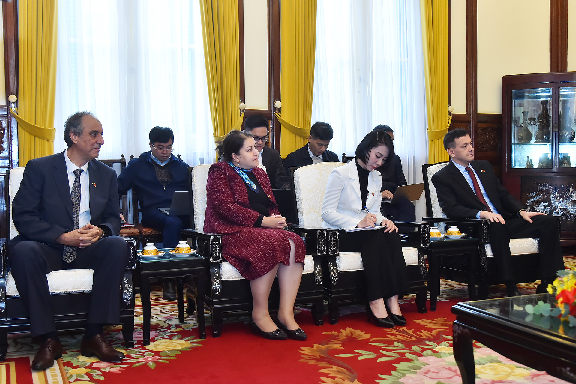 Các thành viên tháp tùng Đại sứ Cộng hòa Algeria tại buổi tiếp.