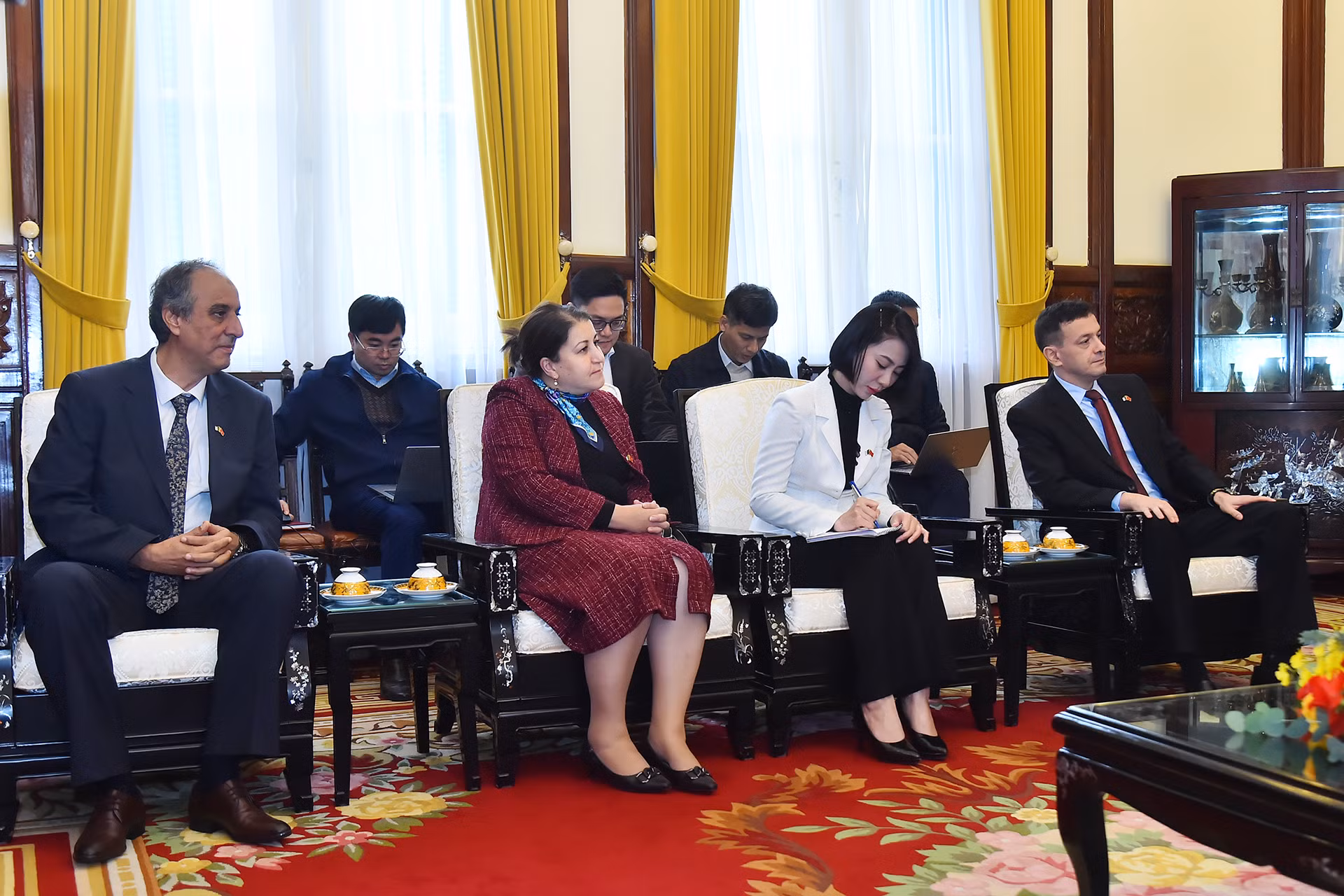 Các thành viên tháp tùng Đại sứ Cộng hòa Algeria tại buổi tiếp.