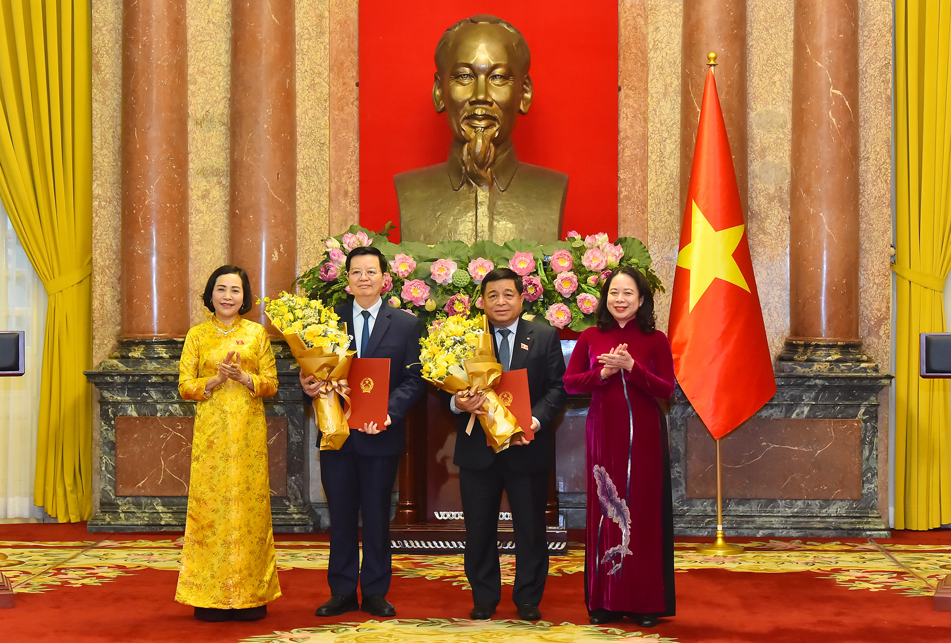 Phó Chủ tịch nước Võ Thị Ánh Xuân và Phó Chủ tịch Quốc hội Nguyễn Thị Thanh chúc mừng các Phó Thủ tướng: Nguyễn Chí Dũng và Mai Văn Chính.