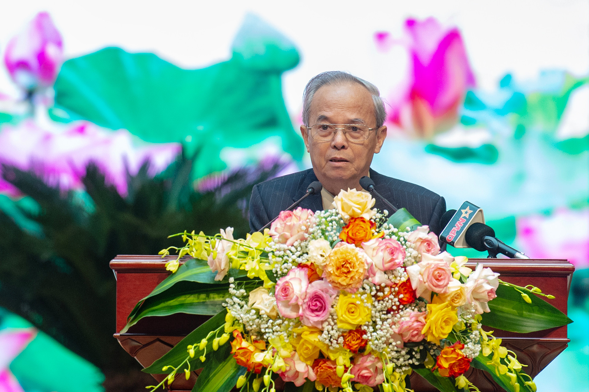 Giáo sư, tiến sĩ Đinh Xuân Dũng trình bày tham luận tại hội thảo.