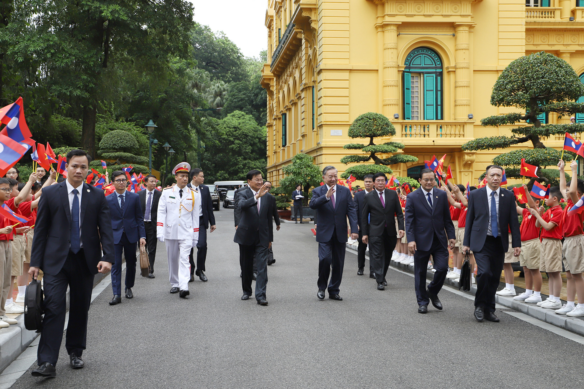Tổng Bí thư, Chủ tịch nước Tô Lâm và Tổng Bí thư, Chủ tịch nước Lào Thongloun Sisoulith di chuyển đến Văn phòng Trung ương Đảng để tiến hành hội đàm cấp cao giữa hai nhà lãnh đạo.