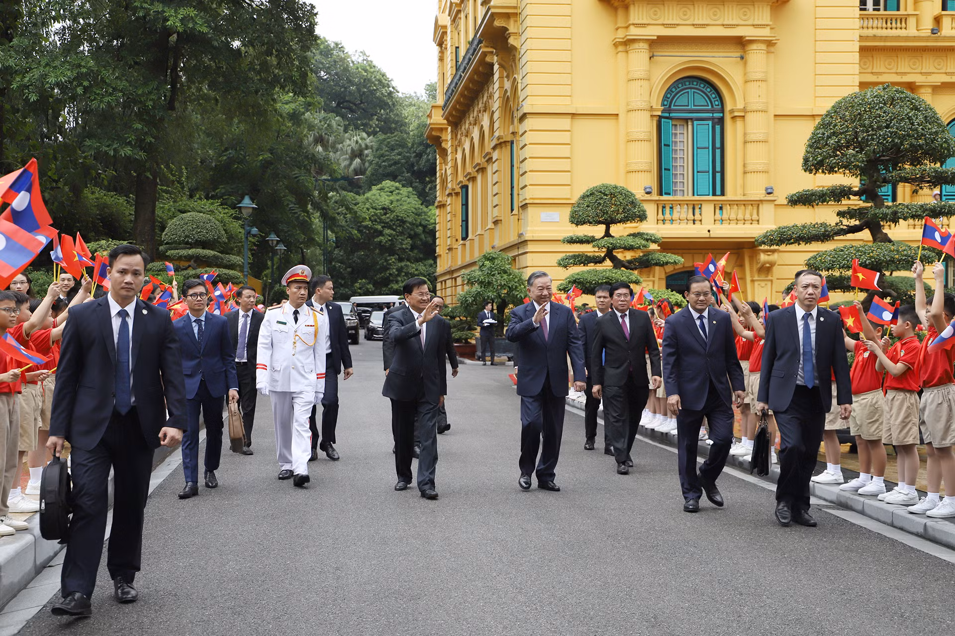Tổng Bí thư, Chủ tịch nước Tô Lâm và Tổng Bí thư, Chủ tịch nước Lào Thongloun Sisoulith di chuyển đến Văn phòng Trung ương Đảng để tiến hành hội đàm cấp cao giữa hai nhà lãnh đạo.