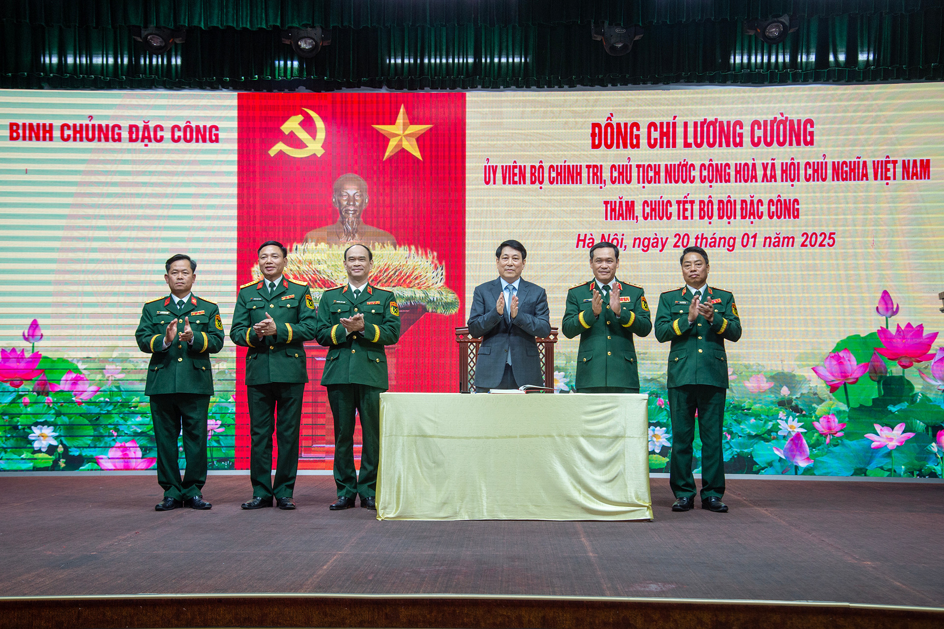 Chủ tịch nước Lương Cường với cán bộ chỉ huy Binh chủng Đặc công tại buổi làm việc.