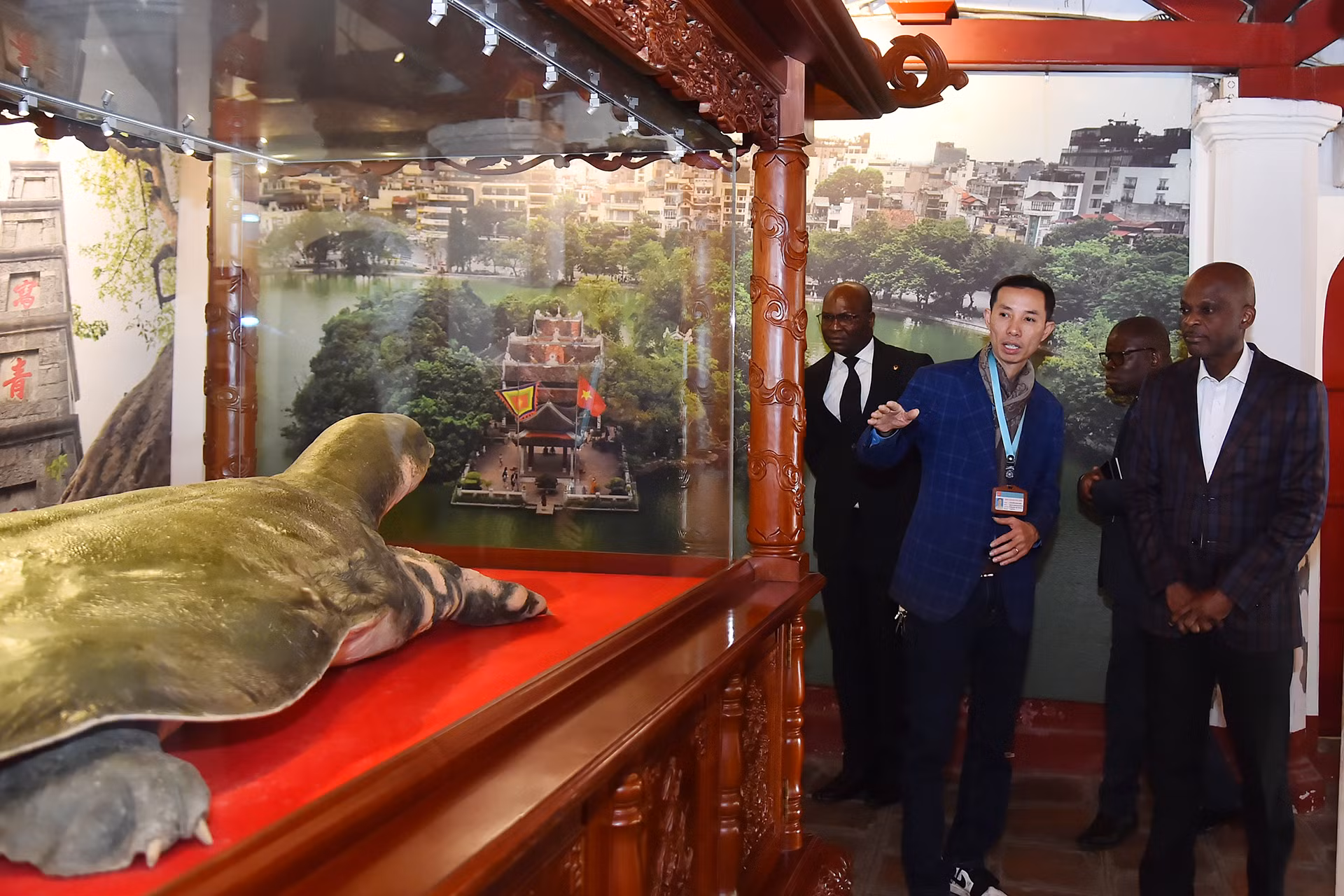 Bộ trưởng Ngoại giao Togo Robert Dussey nghe giới thiệu về tiêu bản bản rùa Hồ Gươm tại nhà trưng bày đền Ngọc Sơn.