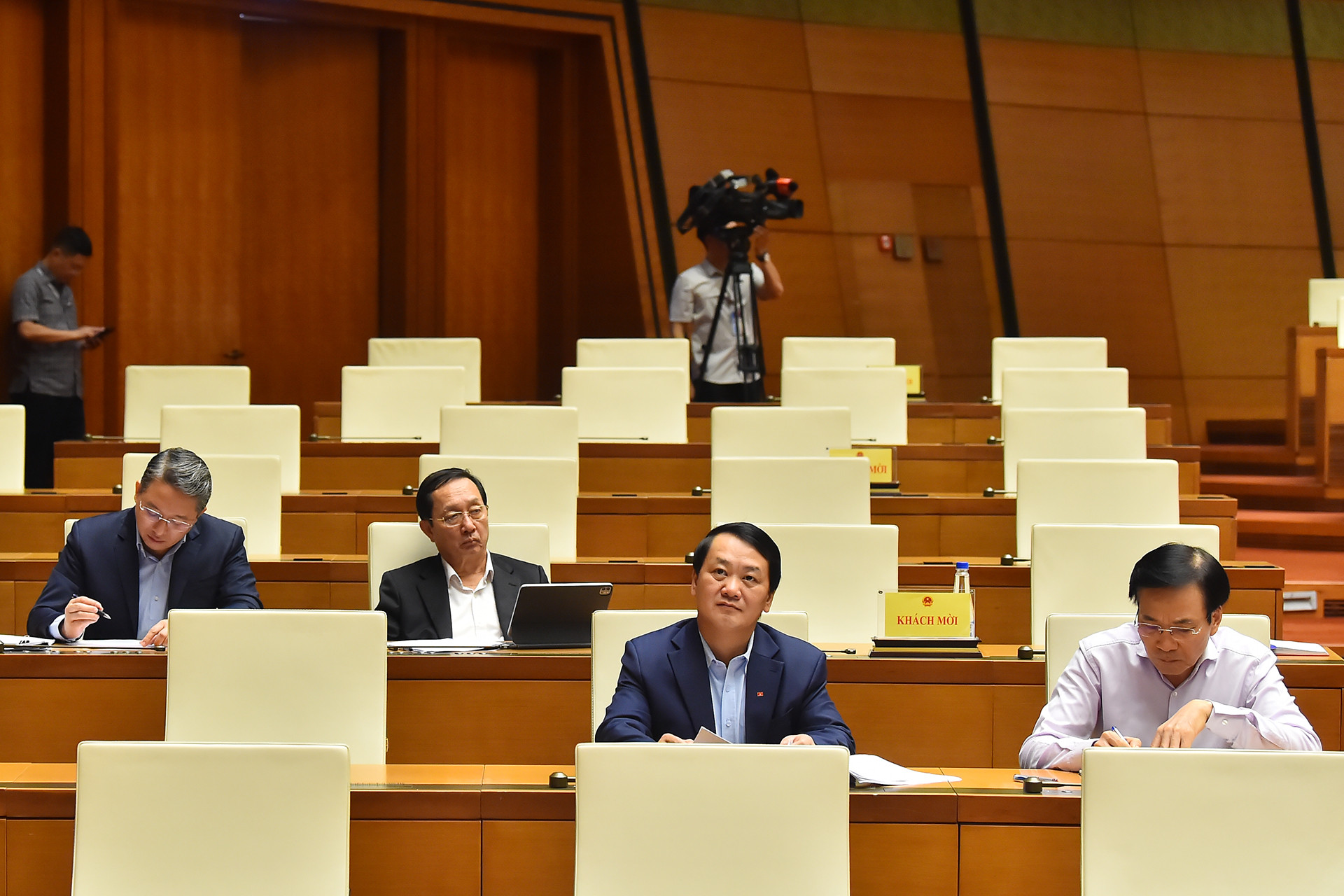 Lãnh đạo các bộ, ngành dự Phiên chất vấn và trả lời chất vấn.