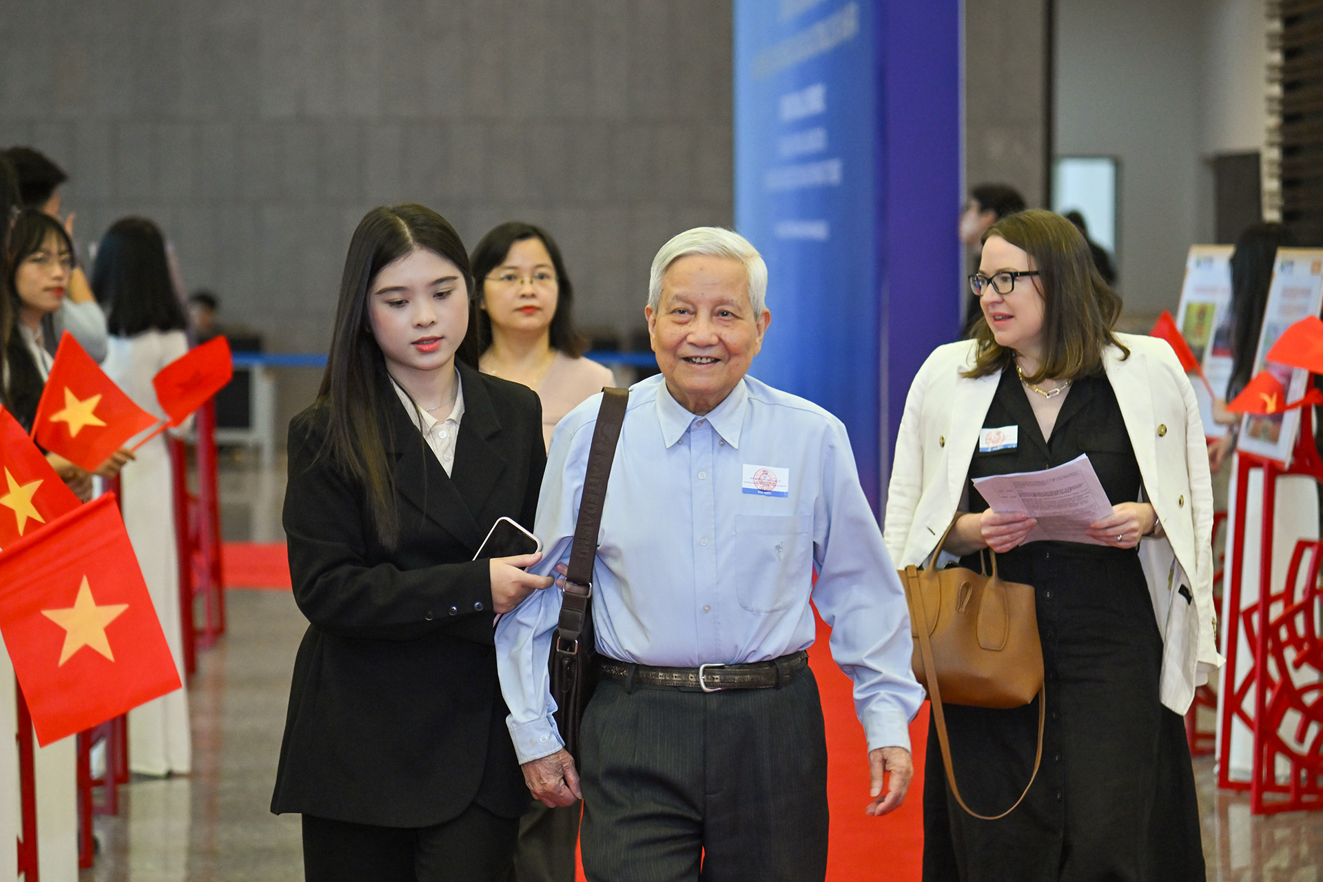 Nhà báo lão thành cách mạng Hà Đăng tới dự hội thảo.