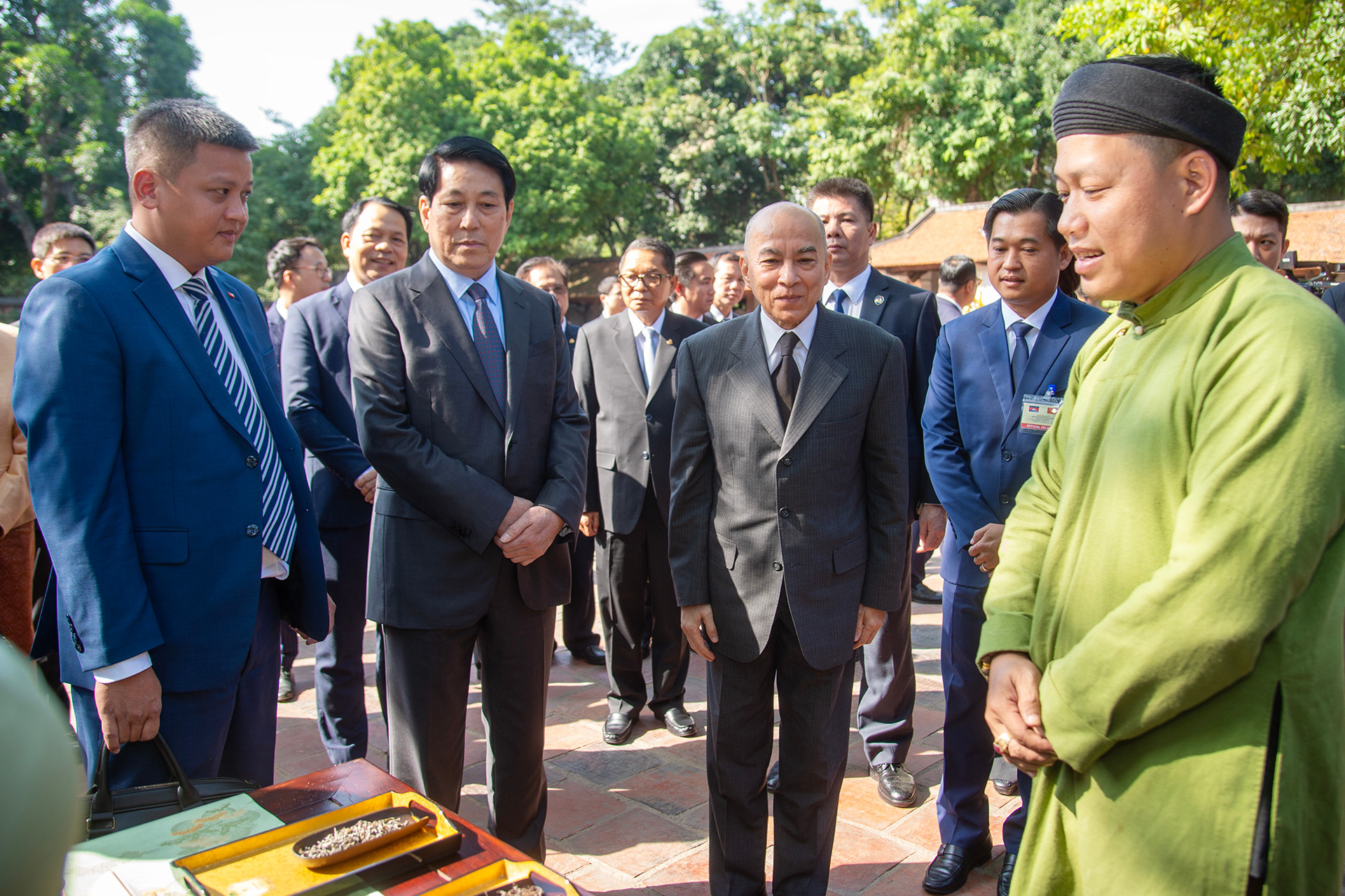 Chủ tịch nước Lương Cường và Quốc vương Campuchia Norodom Sihamoni nghe giới thiệu về các loại trà quý của Việt Nam. Chủ tịch nước Lương Cường và Quốc vương Campuchia Norodom Sihamoni nghe giới thiệu về các loại trà quý của Việt Nam.