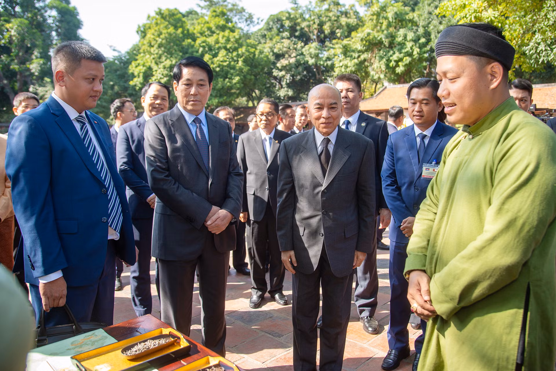 Chủ tịch nước Lương Cường và Quốc vương Campuchia Norodom Sihamoni nghe giới thiệu về các loại trà quý của Việt Nam.