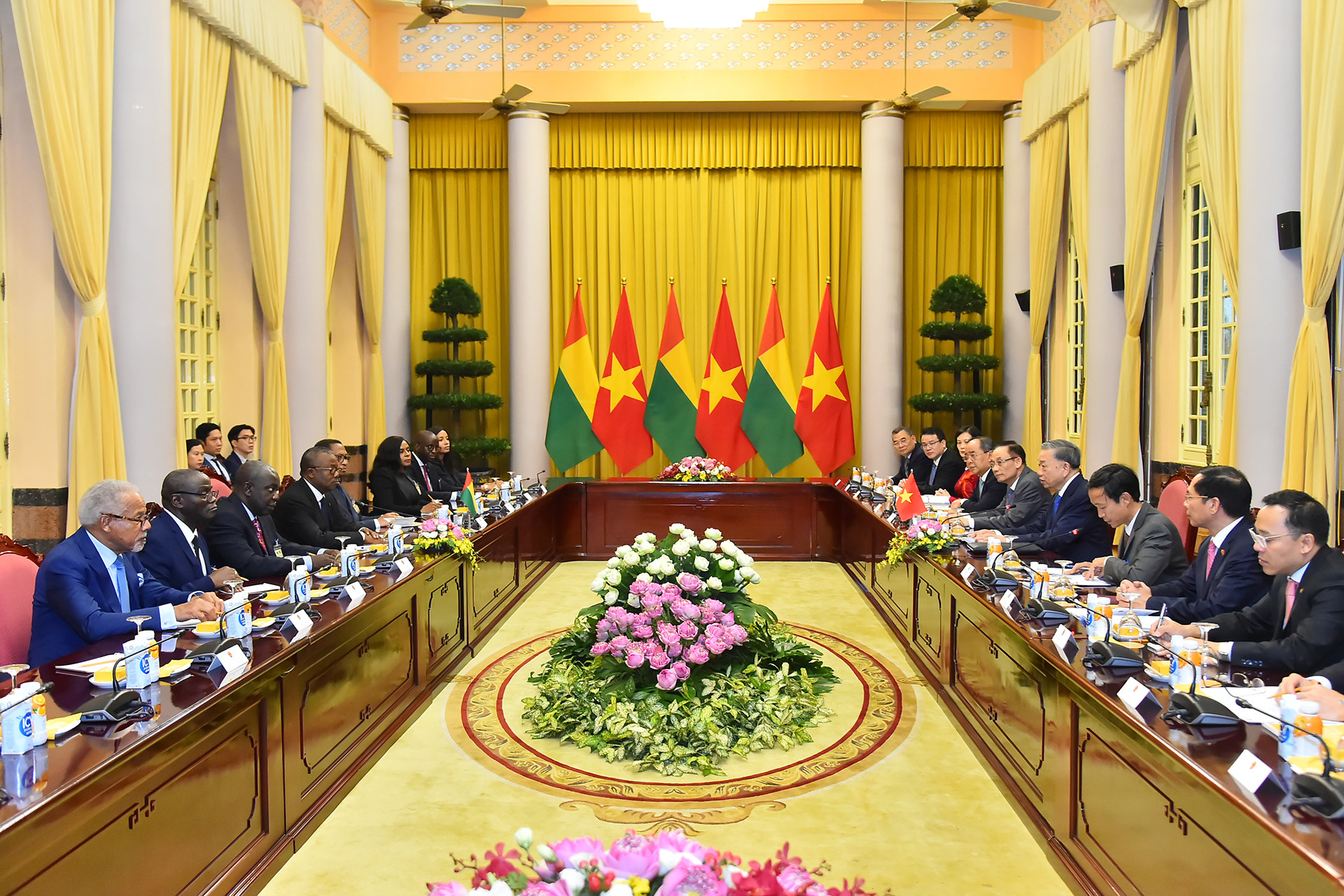 Quang cảnh hội đàm giữa Tổng Bí thư, Chủ tịch nước Tô Lâm và Tổng thống Cộng hòa Guinea-Bissau Umaro Sissoco Embaló tại Phủ Chủ tịch.