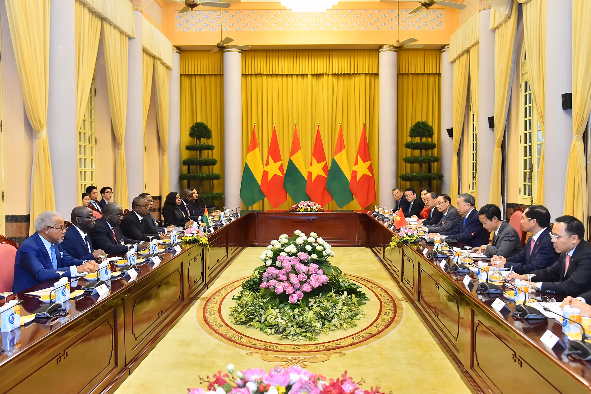 Quang cảnh hội đàm giữa Tổng Bí thư, Chủ tịch nước Tô Lâm và Tổng thống Cộng hòa Guinea-Bissau Umaro Sissoco Embaló tại Phủ Chủ tịch.