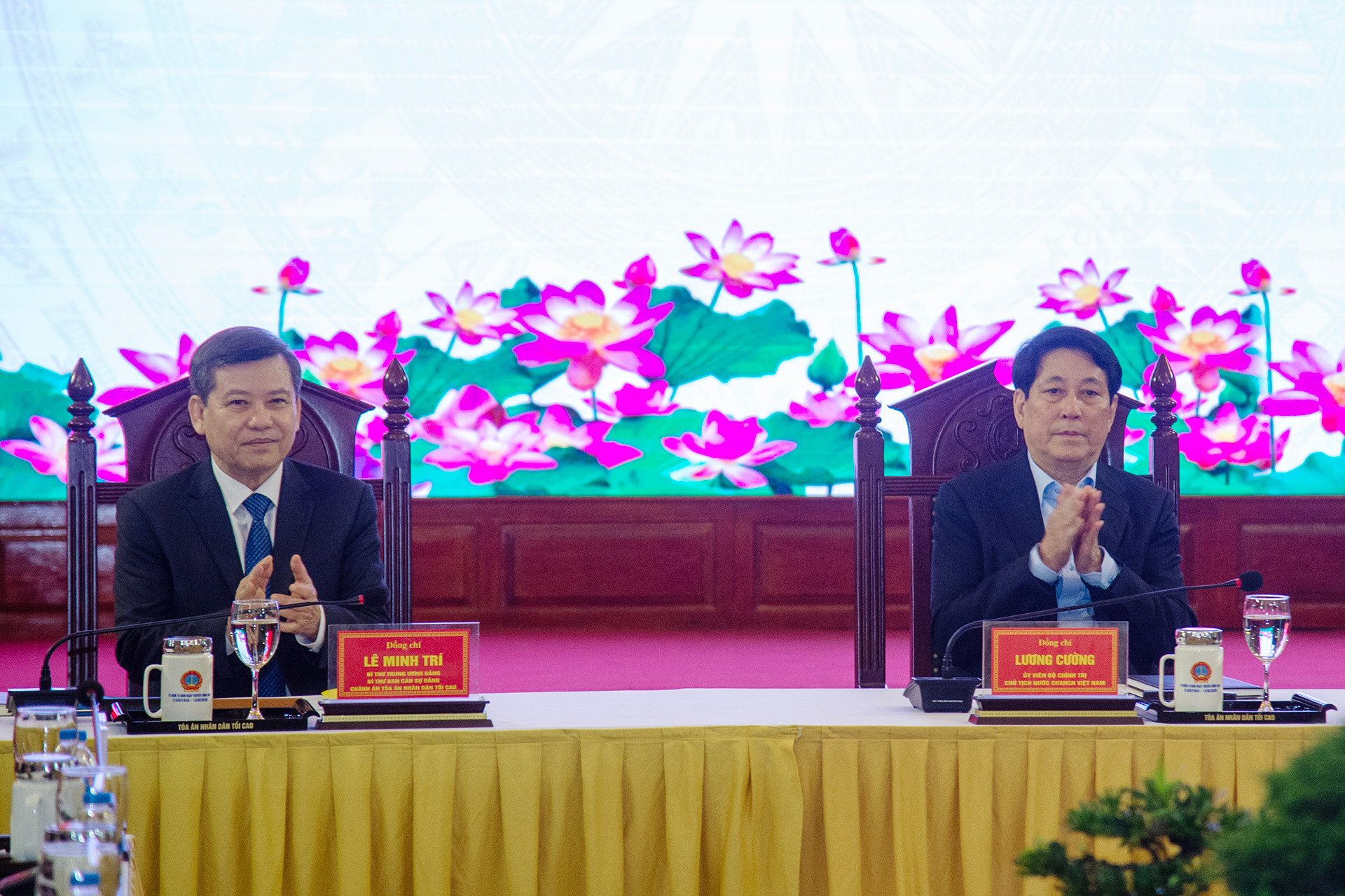 Chủ tịch nước Lương Cường và Chánh án Tòa án nhân dân tối cao Lê Minh Trí tại buổi làm việc sáng 2/12.