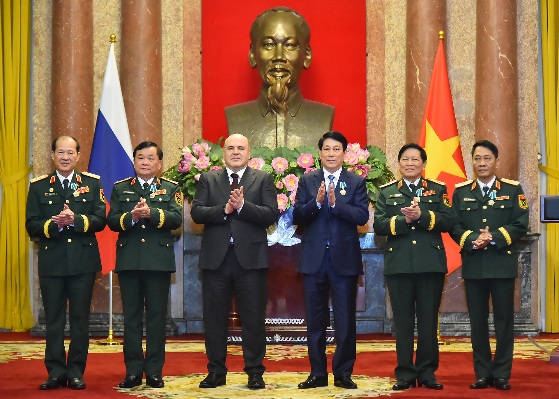 Chủ tịch nước Lương Cường và Thủ tướng Nga Mikhail Vladimirovich Mishustin cùng các đại biểu tại buổi lễ.