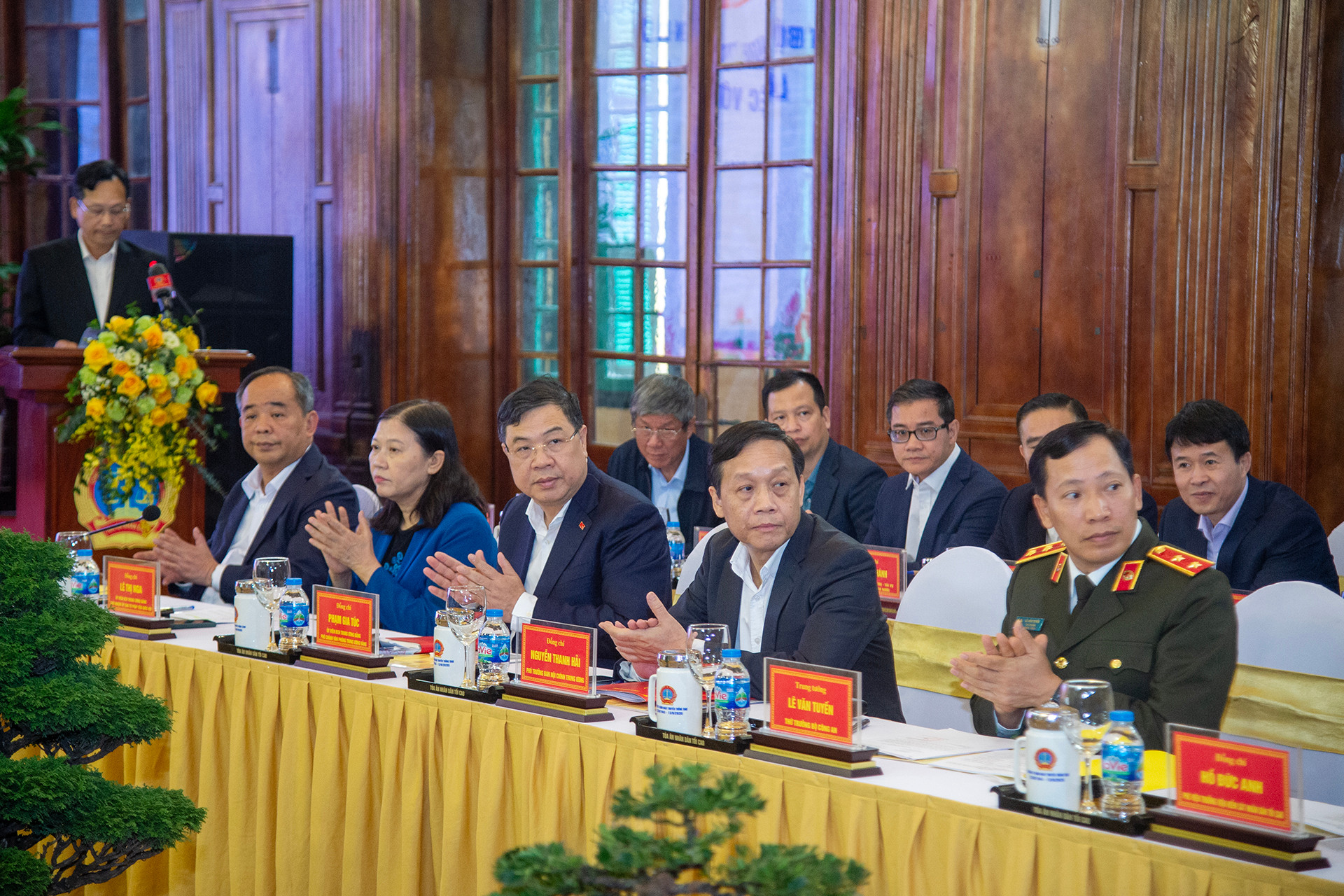 Các đại biểu tham dự buổi làm việc.