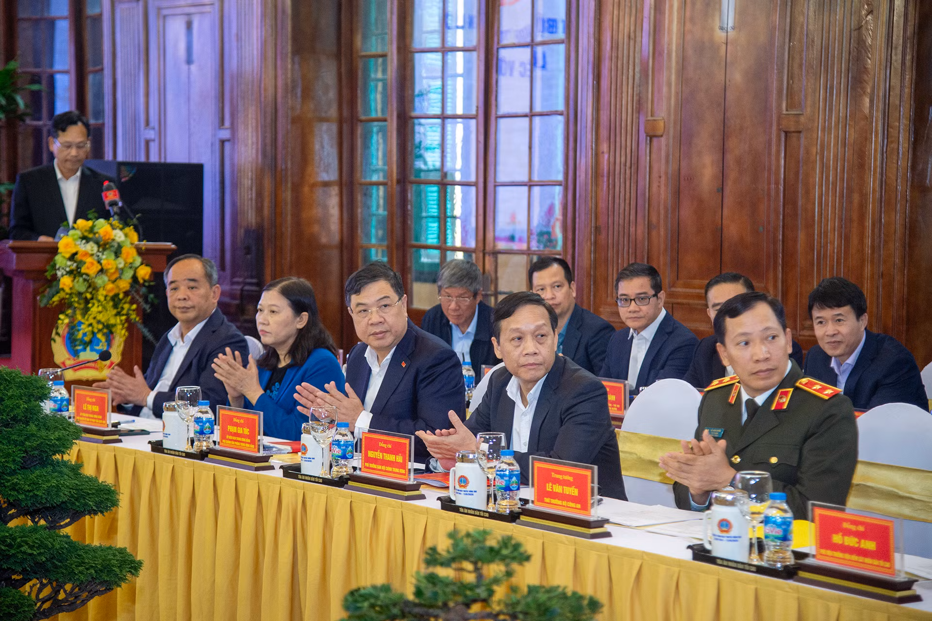 Các đại biểu tham dự buổi làm việc.